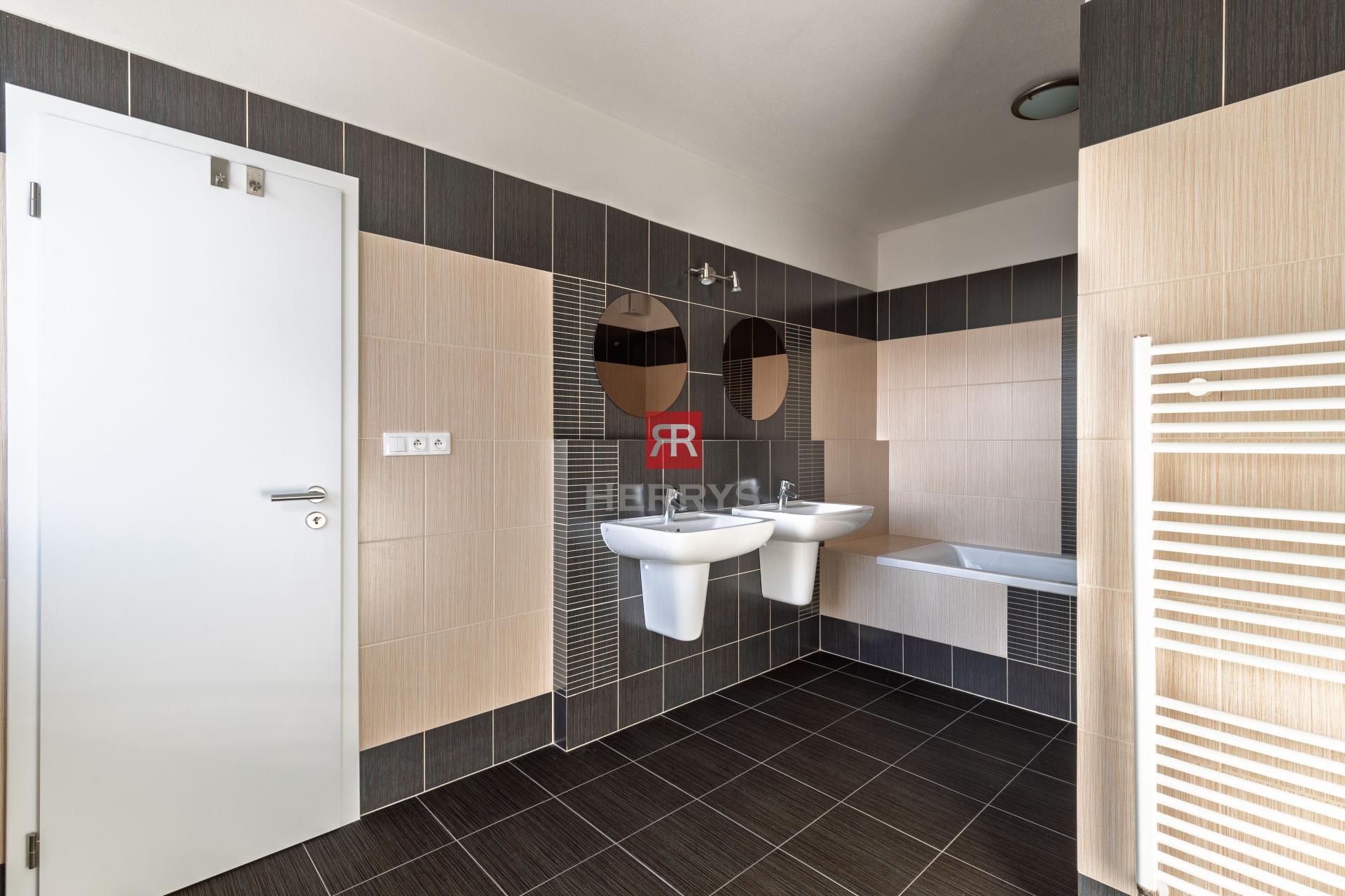 Herrys - na predaj veľkometrážny 3 - izbový byt &nbsp;v Ružinove (Martinčeková ulica)