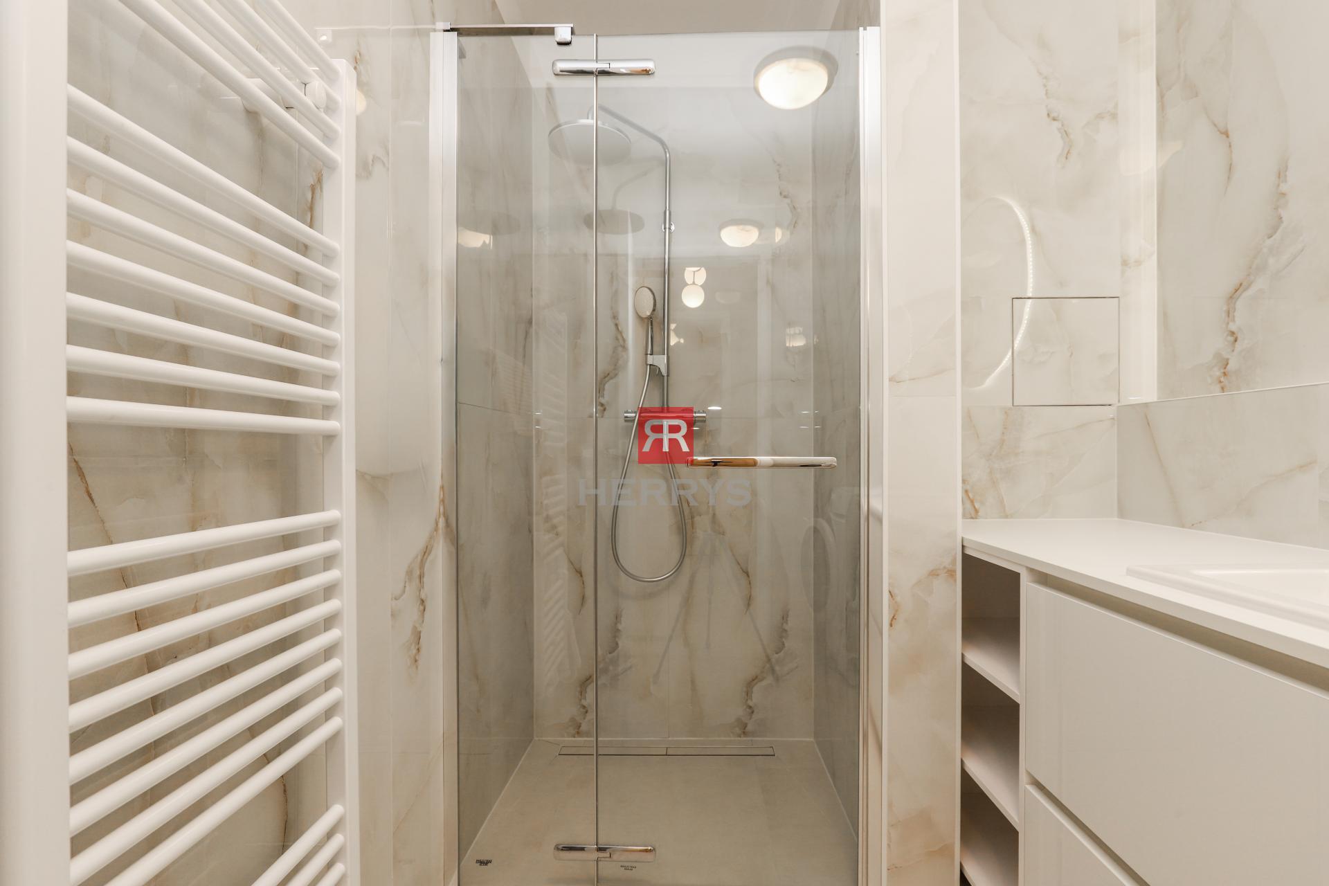 HERRYS - Na prenájom krásny svetlý a priestranný 2-izbový byt vo výbornej lokalite BA – Nové Mesto.