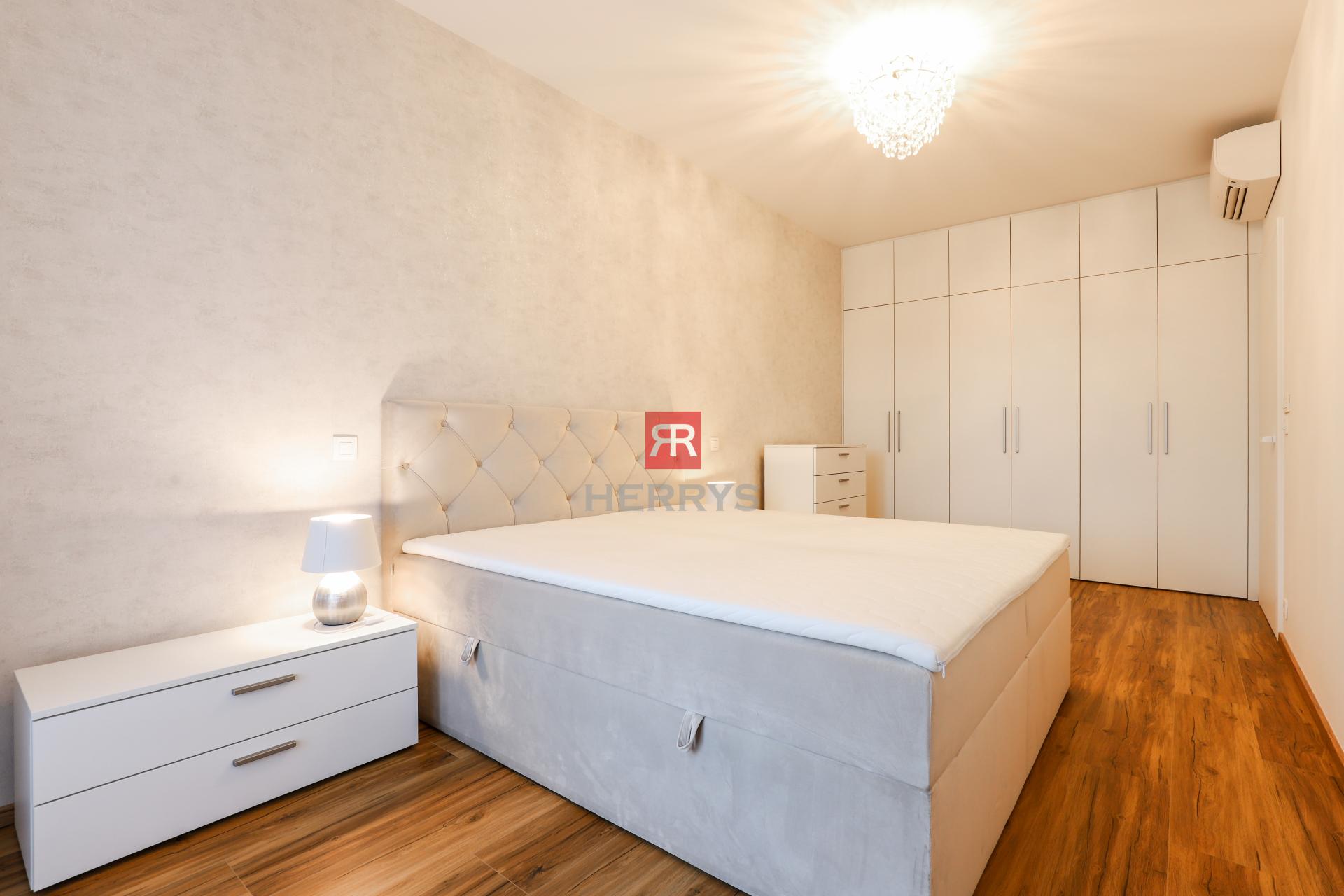 HERRYS - Na prenájom krásny svetlý a priestranný 2-izbový byt vo výbornej lokalite BA – Nové Mesto.