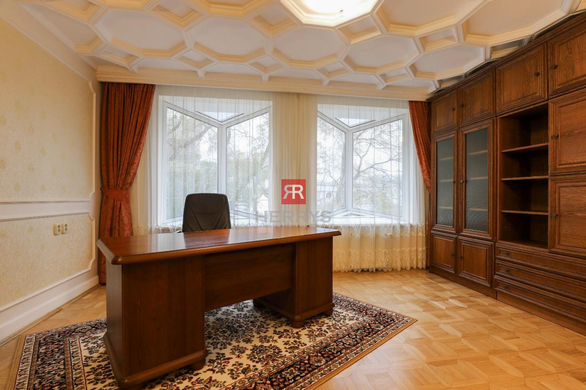 HERRYS - Na prenájom elegantný a priestranný 4 izbový byt v lukratívnej lokalite, Zámocká ulica