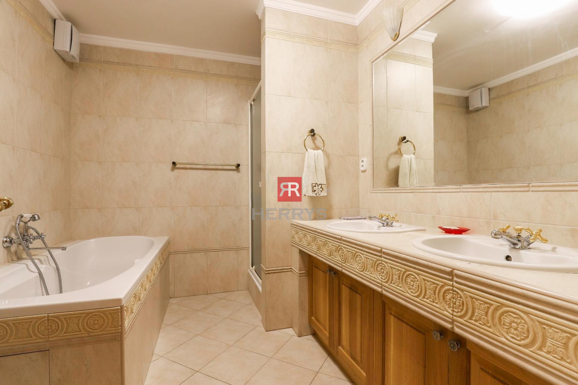 HERRYS - Na prenájom elegantný a priestranný 4 izbový byt v lukratívnej lokalite, Zámocká ulica