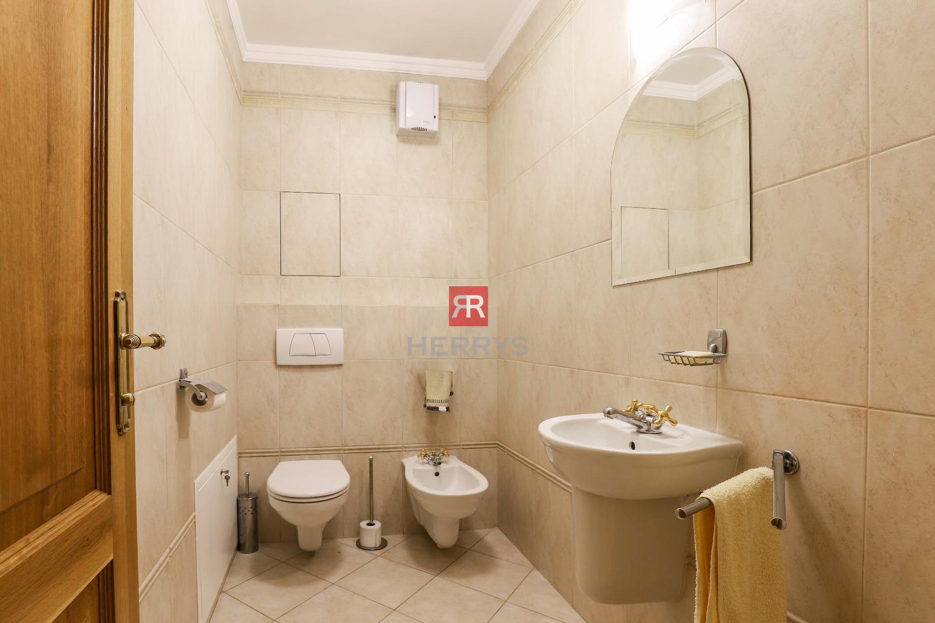 HERRYS - Na prenájom elegantný a priestranný 4 izbový byt v lukratívnej lokalite, Zámocká ulica