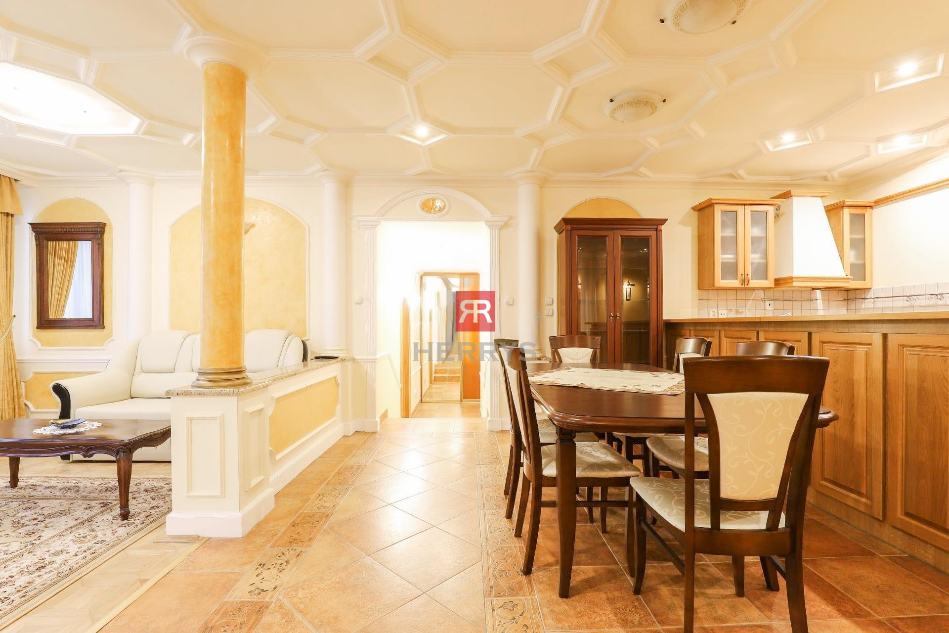 HERRYS - Na prenájom elegantný a priestranný 4 izbový byt v lukratívnej lokalite, Zámocká ulica