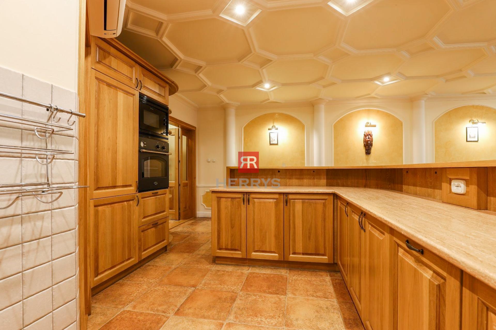 HERRYS - Na prenájom elegantný a priestranný 4 izbový byt v lukratívnej lokalite, Zámocká ulica