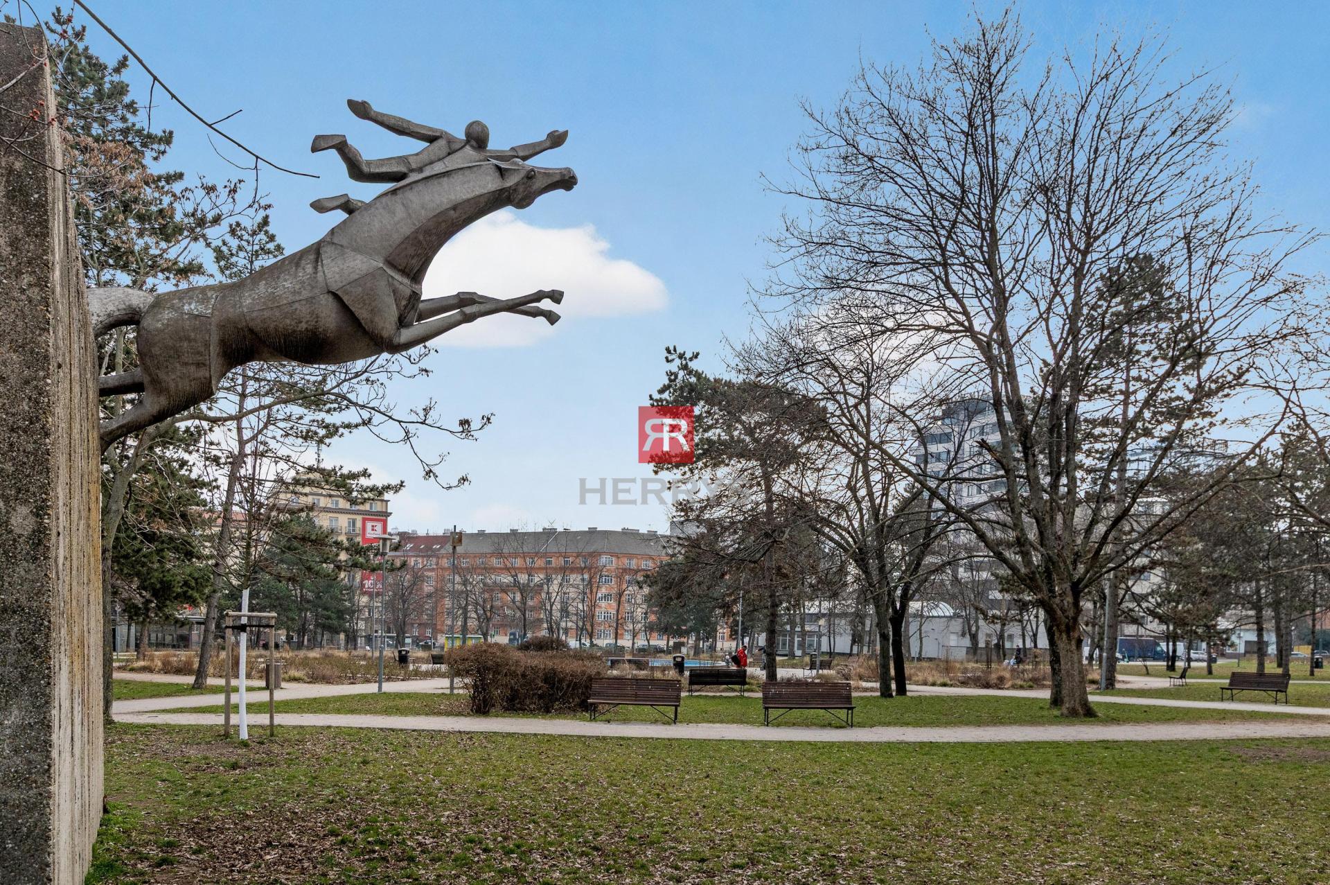 HERRYS - Na predaj svetlý a priestranný 4-izbový byt s garážou na Račianskom mýte