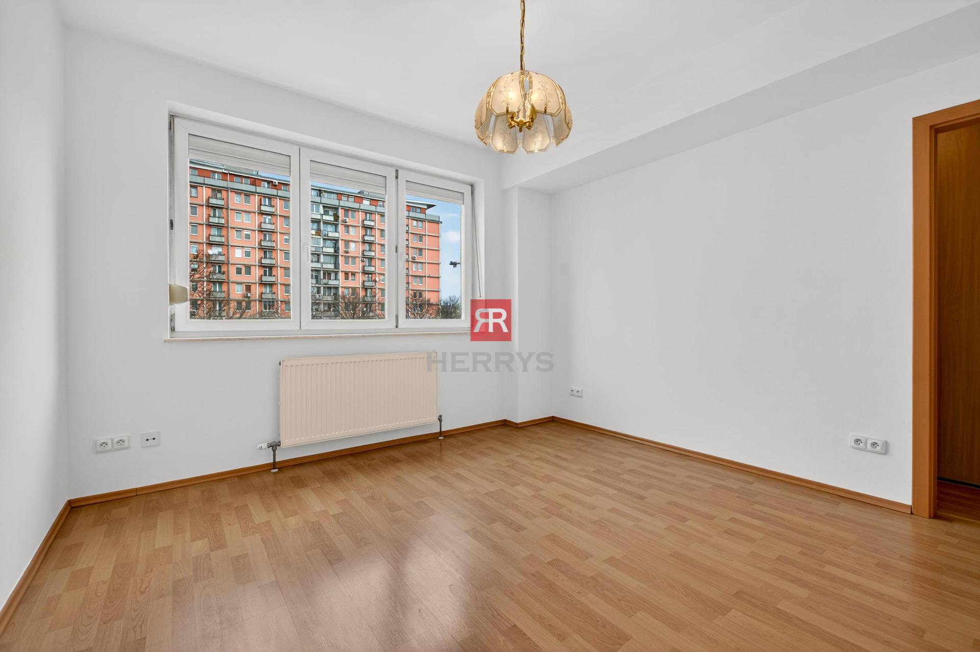 HERRYS - Na predaj svetlý a priestranný 4-izbový byt s garážou na Račianskom mýte