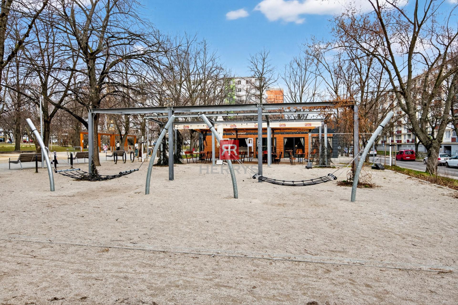 HERRYS - Na predaj svetlý a priestranný 4-izbový byt s garážou na Račianskom mýte