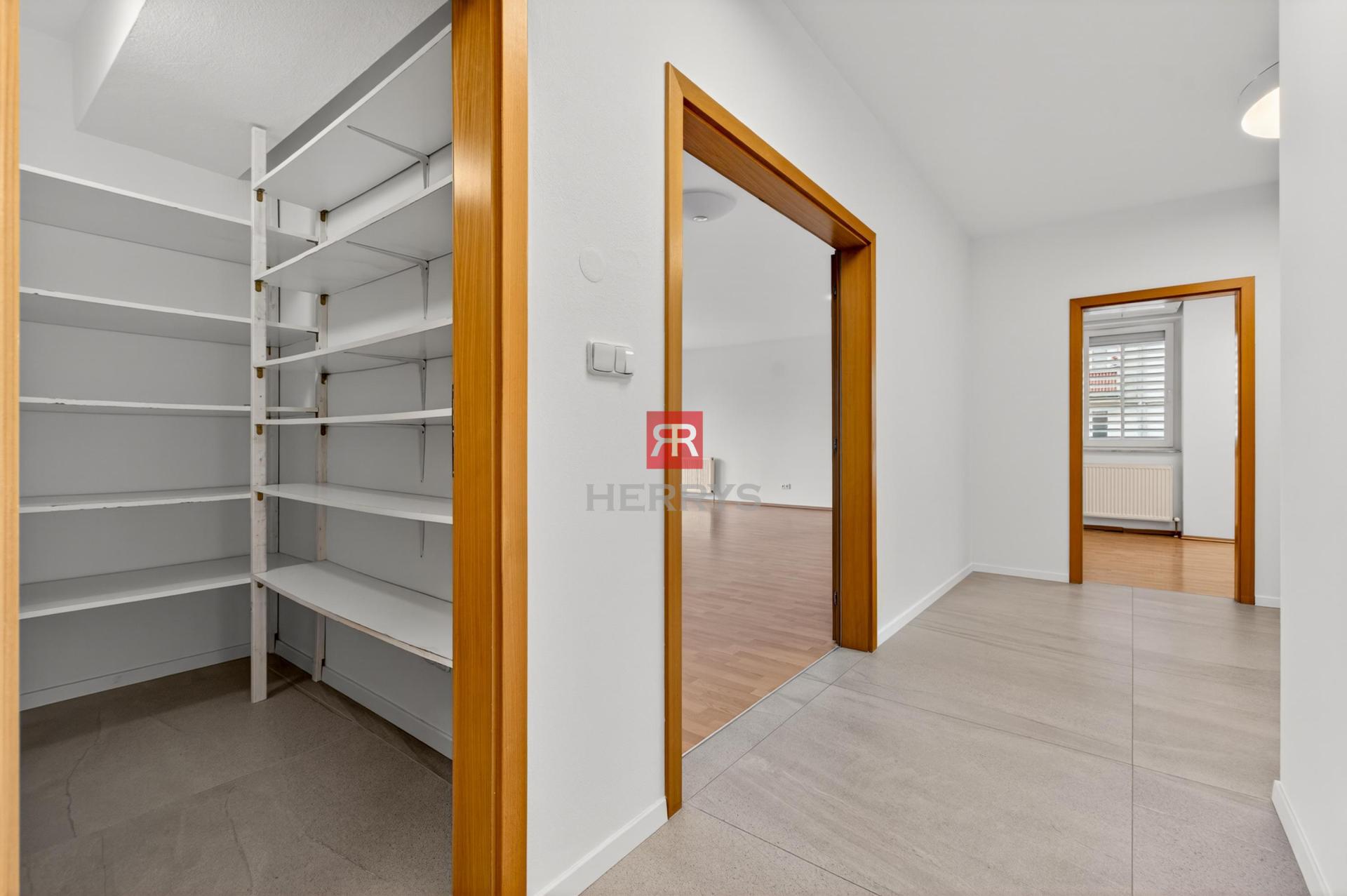 HERRYS - Na predaj svetlý a priestranný 4-izbový byt s garážou na Račianskom mýte