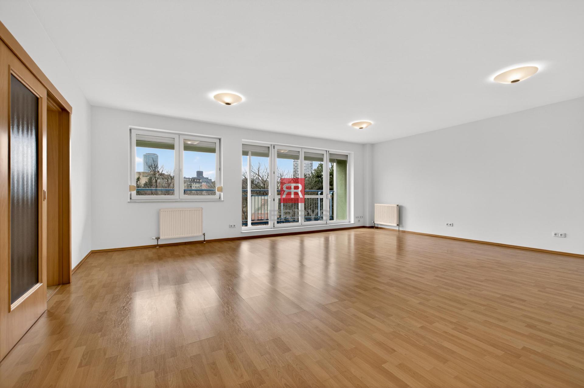 HERRYS - Na predaj svetlý a priestranný 4-izbový byt s garážou na Račianskom mýte