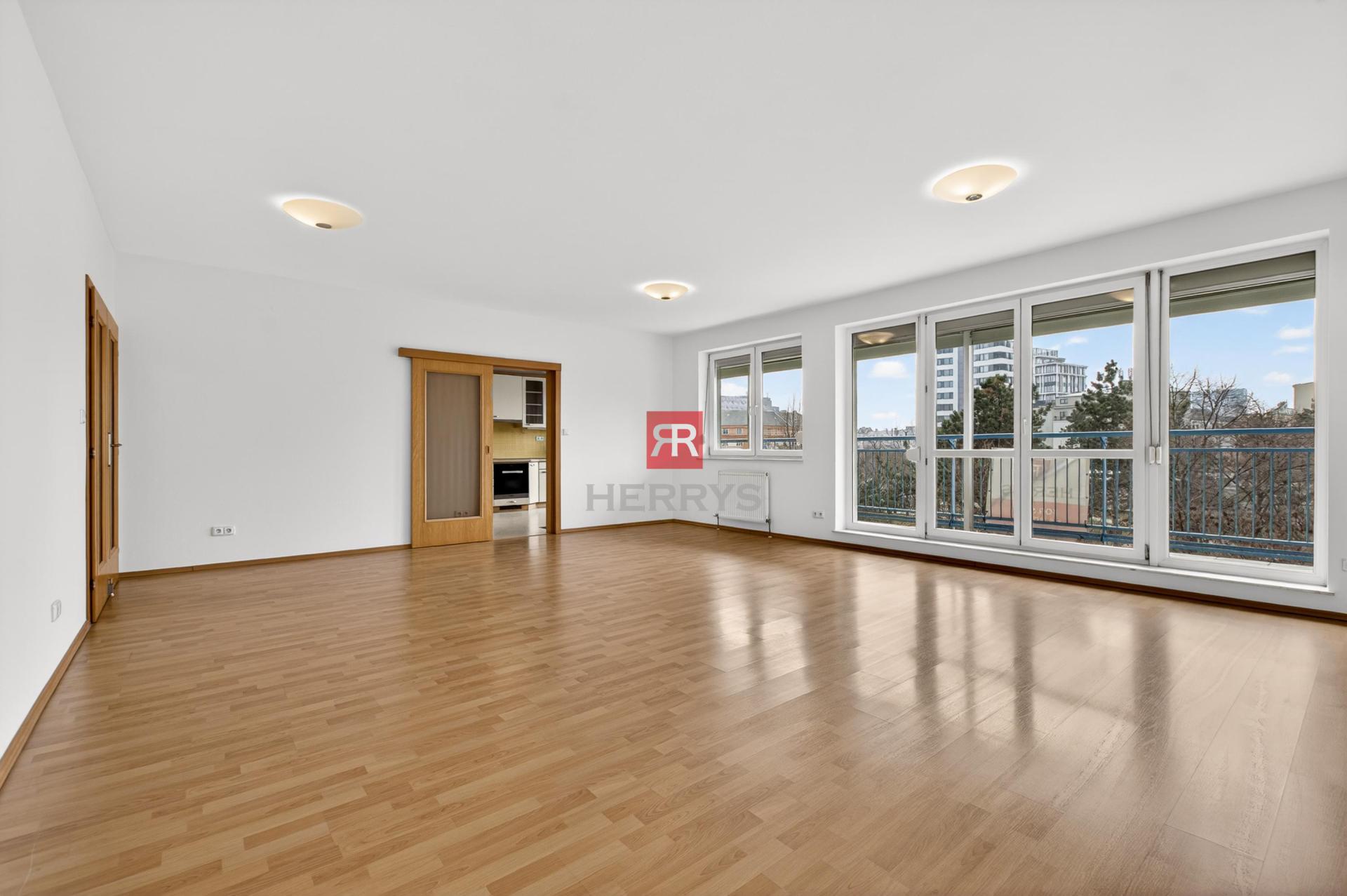 HERRYS - Na predaj svetlý a priestranný 4-izbový byt s garážou na Račianskom mýte