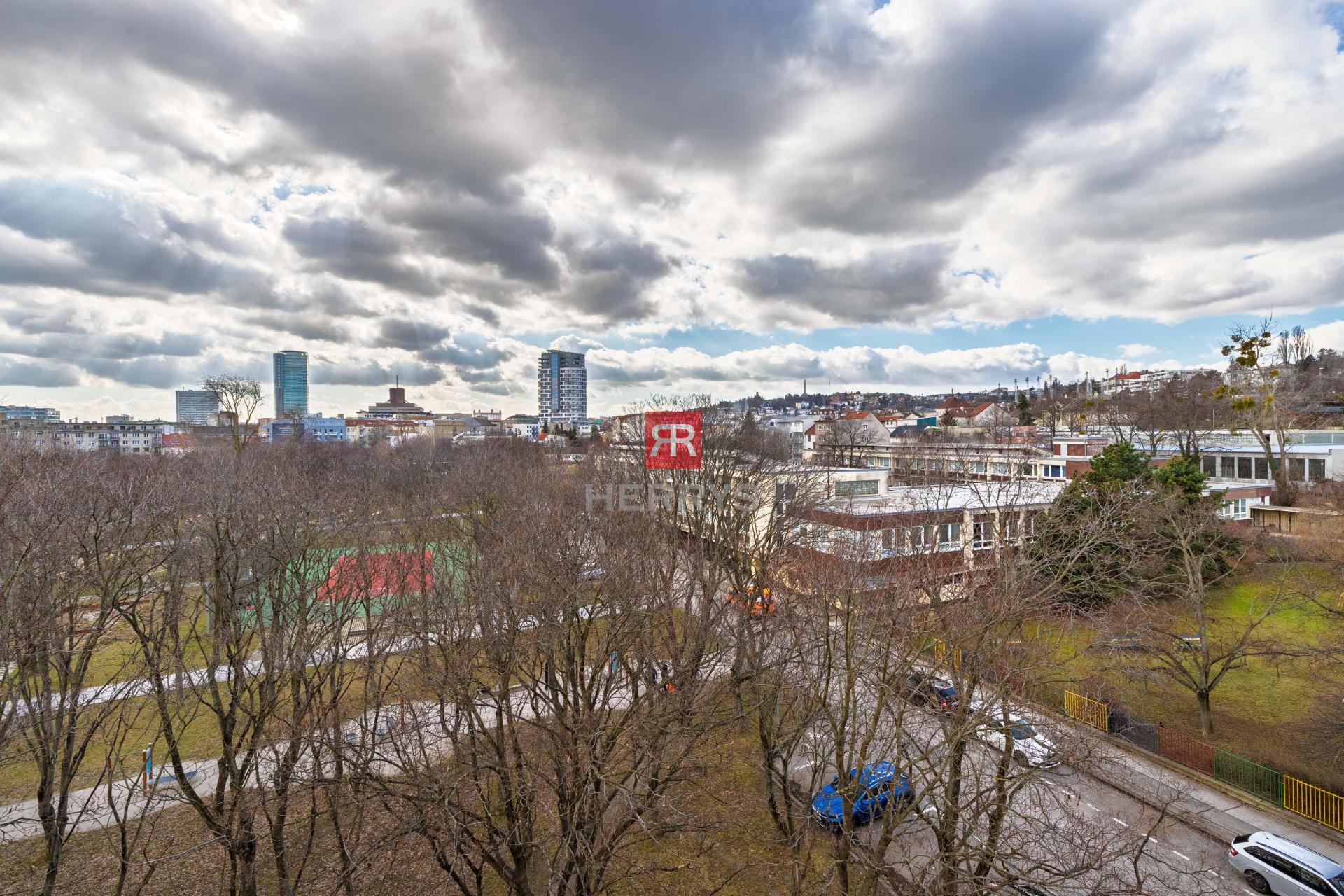 HERRYS - Na predaj priestranný 1 izbový byt so samostatnou kuchyňou a balkónom, Sibírska ulica