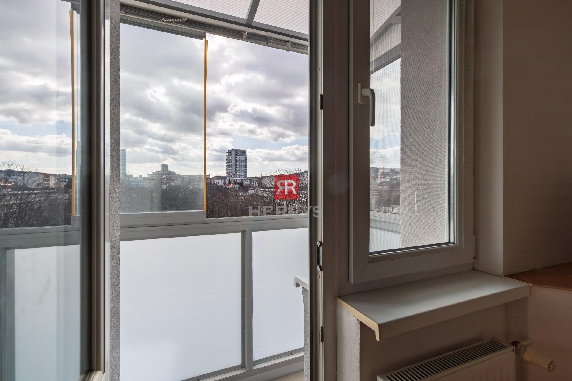 HERRYS - Na predaj priestranný 1 izbový byt so samostatnou kuchyňou a balkónom, Sibírska ulica