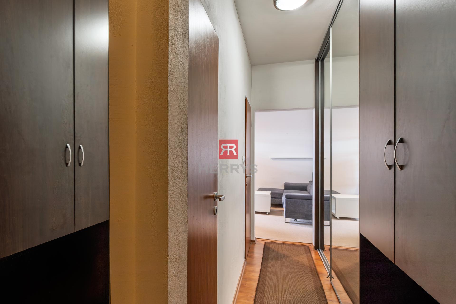 HERRYS - Na predaj priestranný 1 izbový byt so samostatnou kuchyňou a balkónom, Sibírska ulica