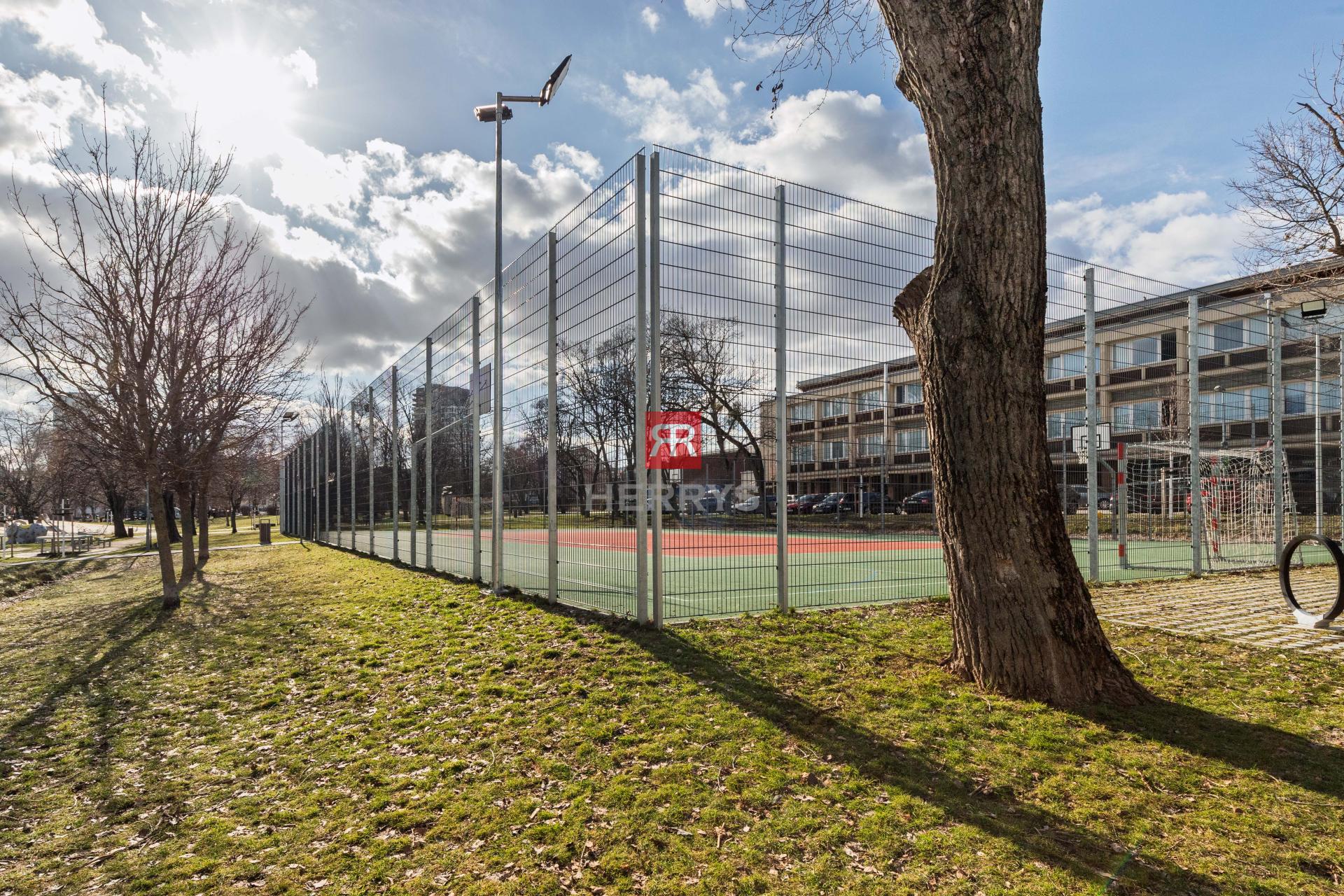 HERRYS - Na predaj priestranný 1 izbový byt so samostatnou kuchyňou a balkónom, Sibírska ulica