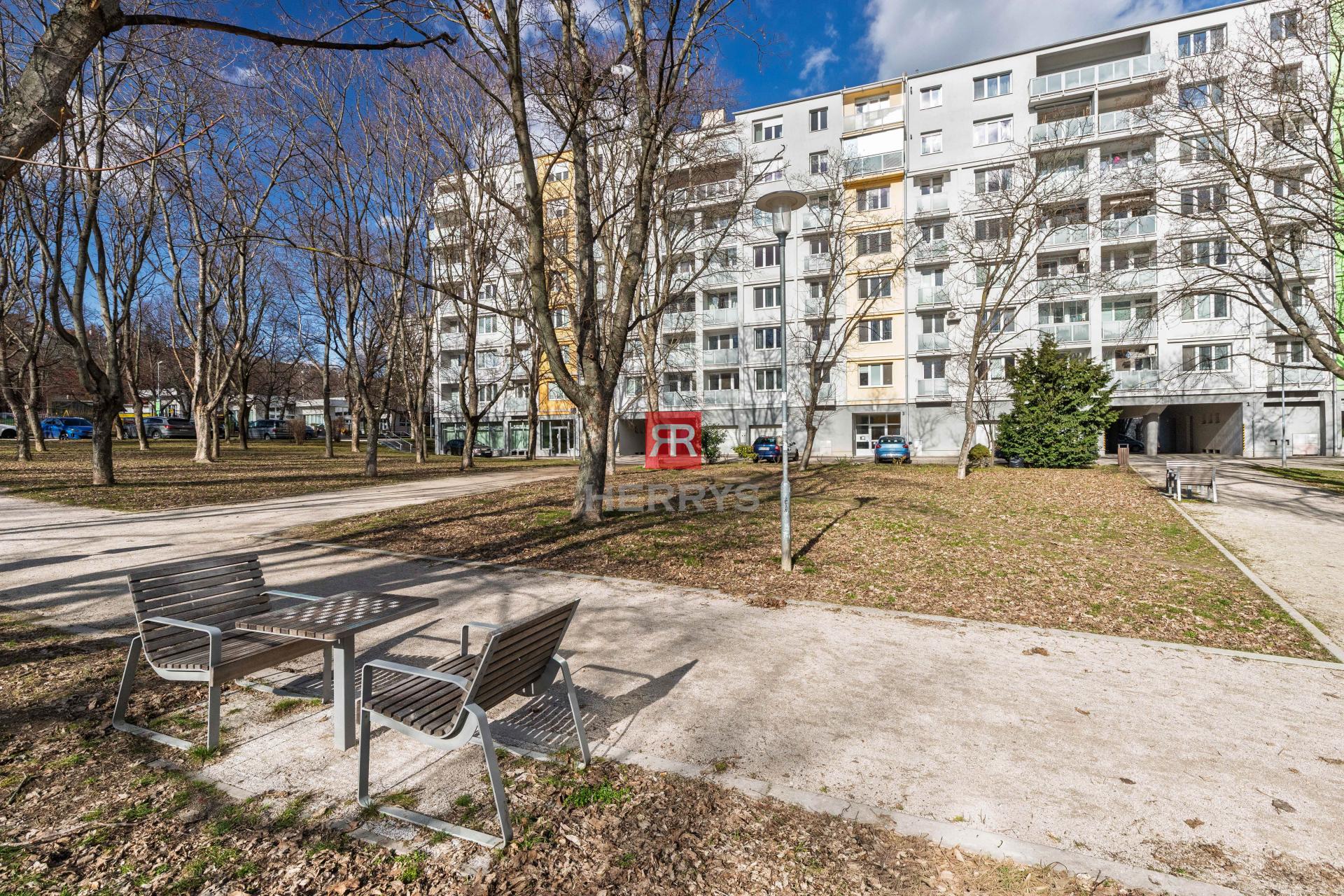 HERRYS - Na predaj priestranný 1 izbový byt so samostatnou kuchyňou a balkónom, Sibírska ulica