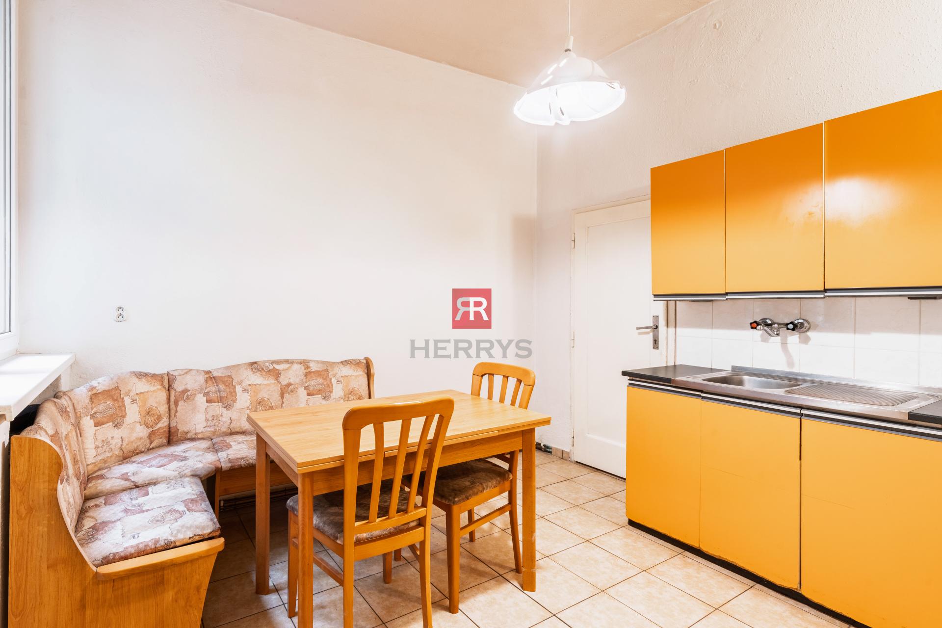 HERRYS - Na predaj exkluzívny staromestský 4 izbový byt s možnosťou prerobenia na 5 izbový&nbsp;