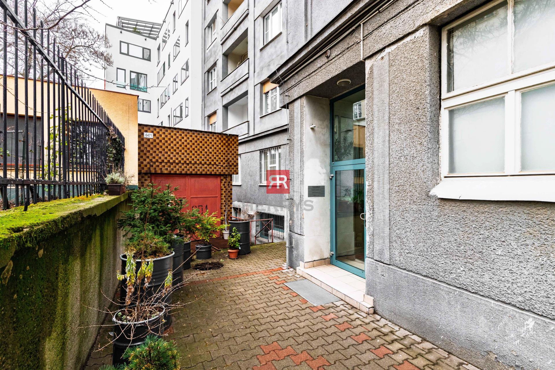 HERRYS - Na predaj exkluzívny staromestský 4 izbový byt s možnosťou prerobenia na 5 izbový&nbsp;