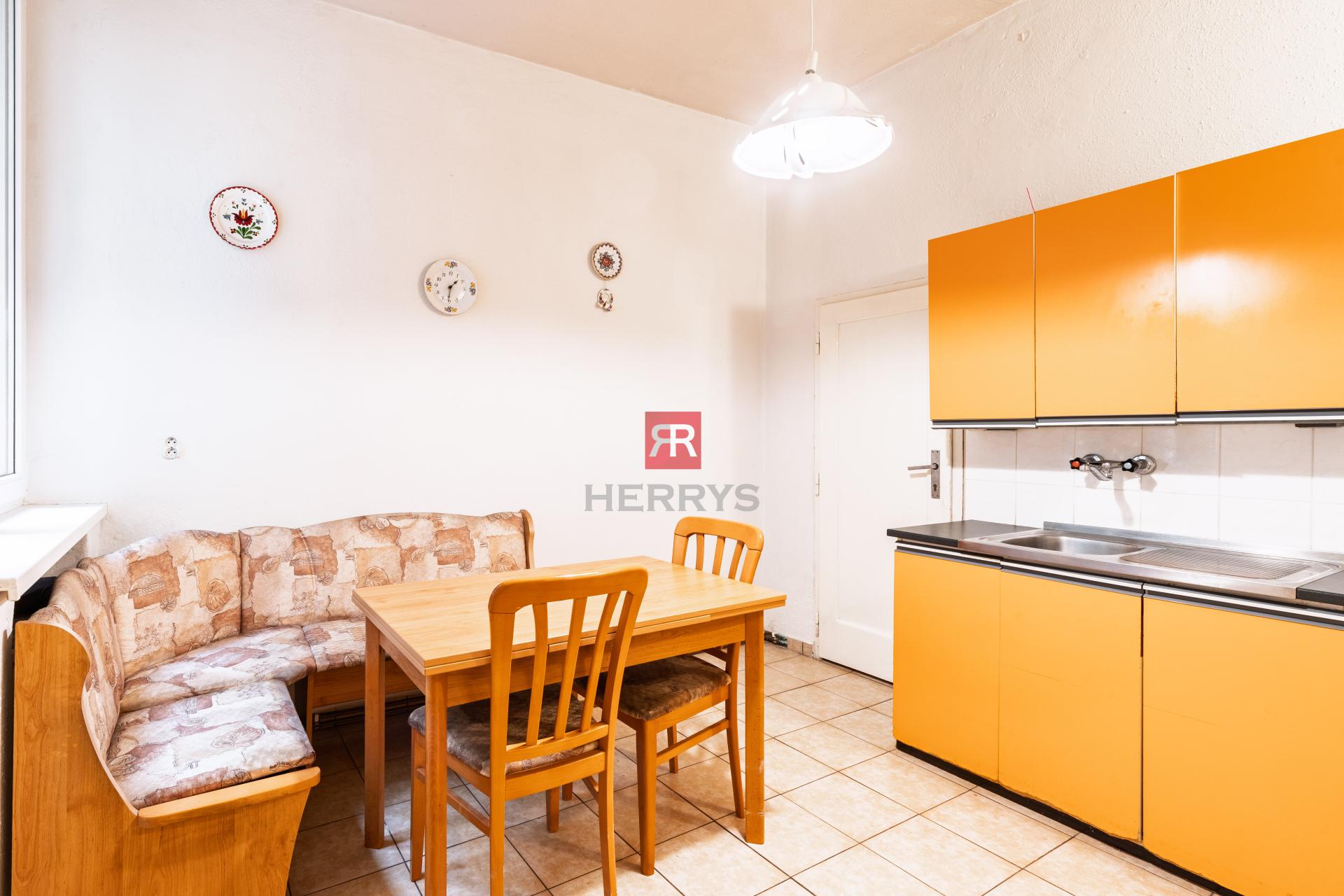 HERRYS - Na predaj exkluzívny staromestský 4 izbový byt s možnosťou prerobenia na 5 izbový&nbsp;