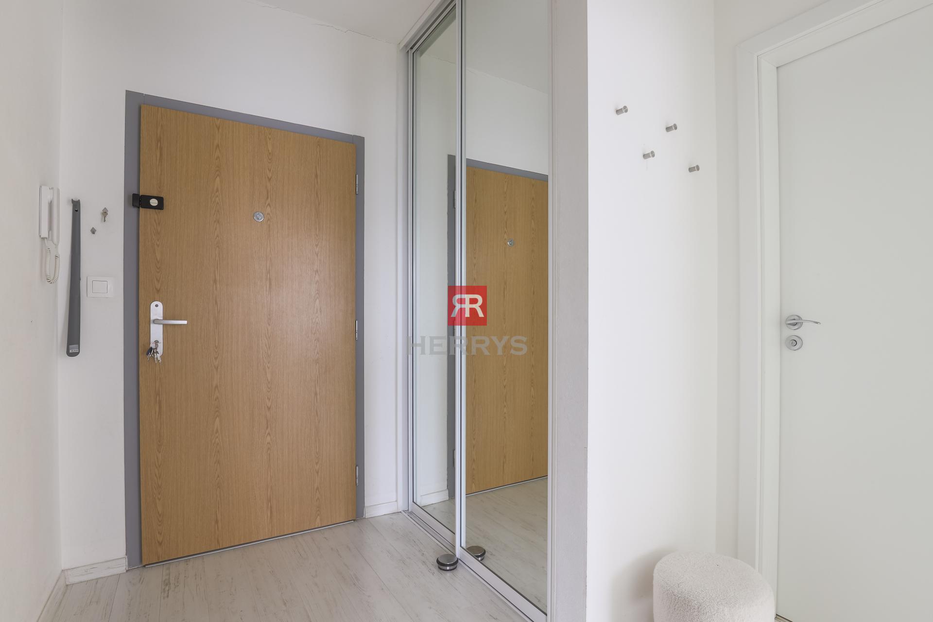 HERRYS - Na prenájom priestranný 2-izbový byt s parkovaním pri Vinohradoch