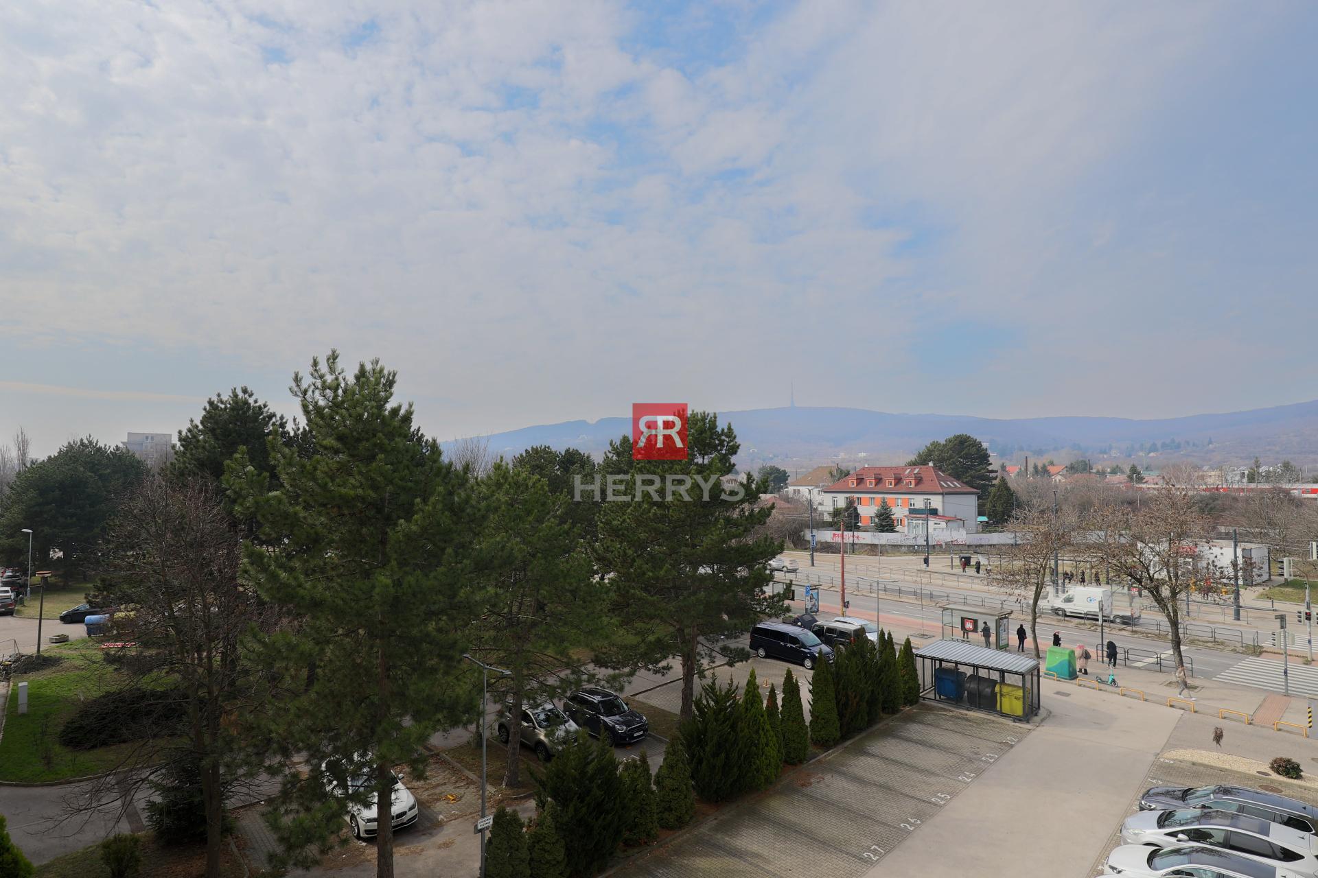 HERRYS - Na prenájom priestranný 2-izbový byt s parkovaním pri Vinohradoch
