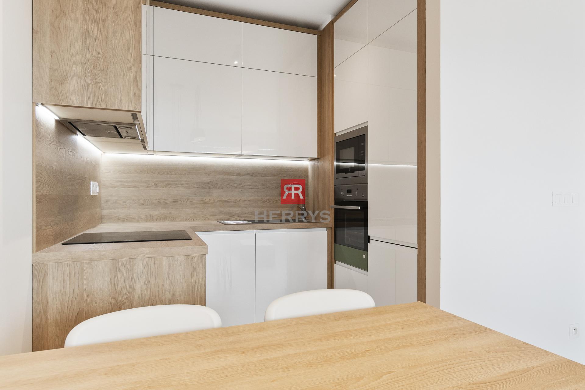 HERRYS - Na predaj 2 izbový byt s parkovaním a priamym výhľadom na Hrad v projekte Fuxova