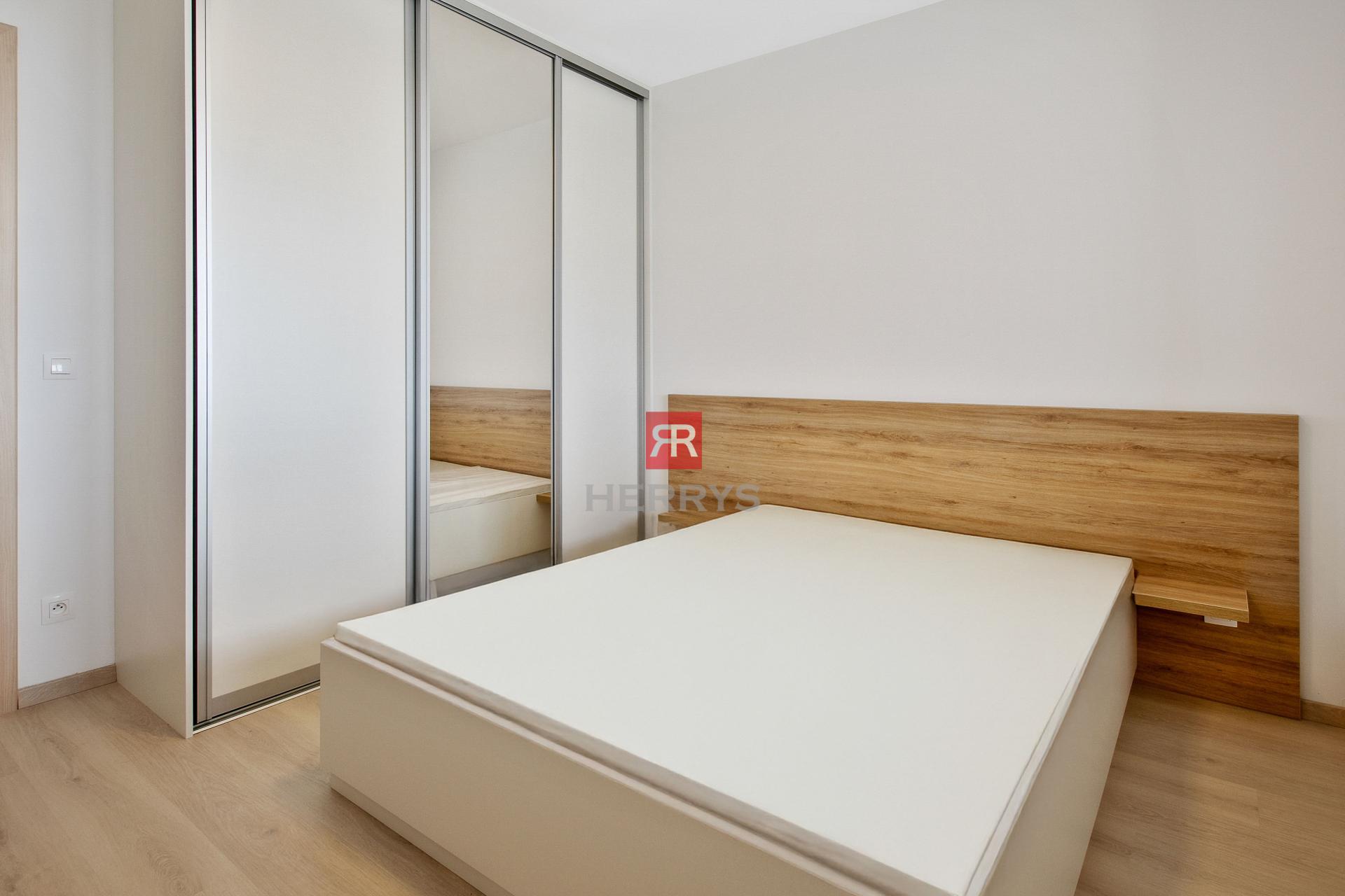 HERRYS - Na predaj 2 izbový byt s parkovaním a priamym výhľadom na Hrad v projekte Fuxova