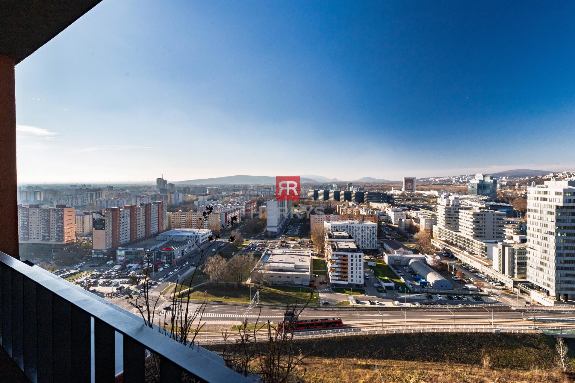 HERRYS - Na predaj 2 izbový byt s parkovaním a priamym výhľadom na Hrad v projekte Fuxova