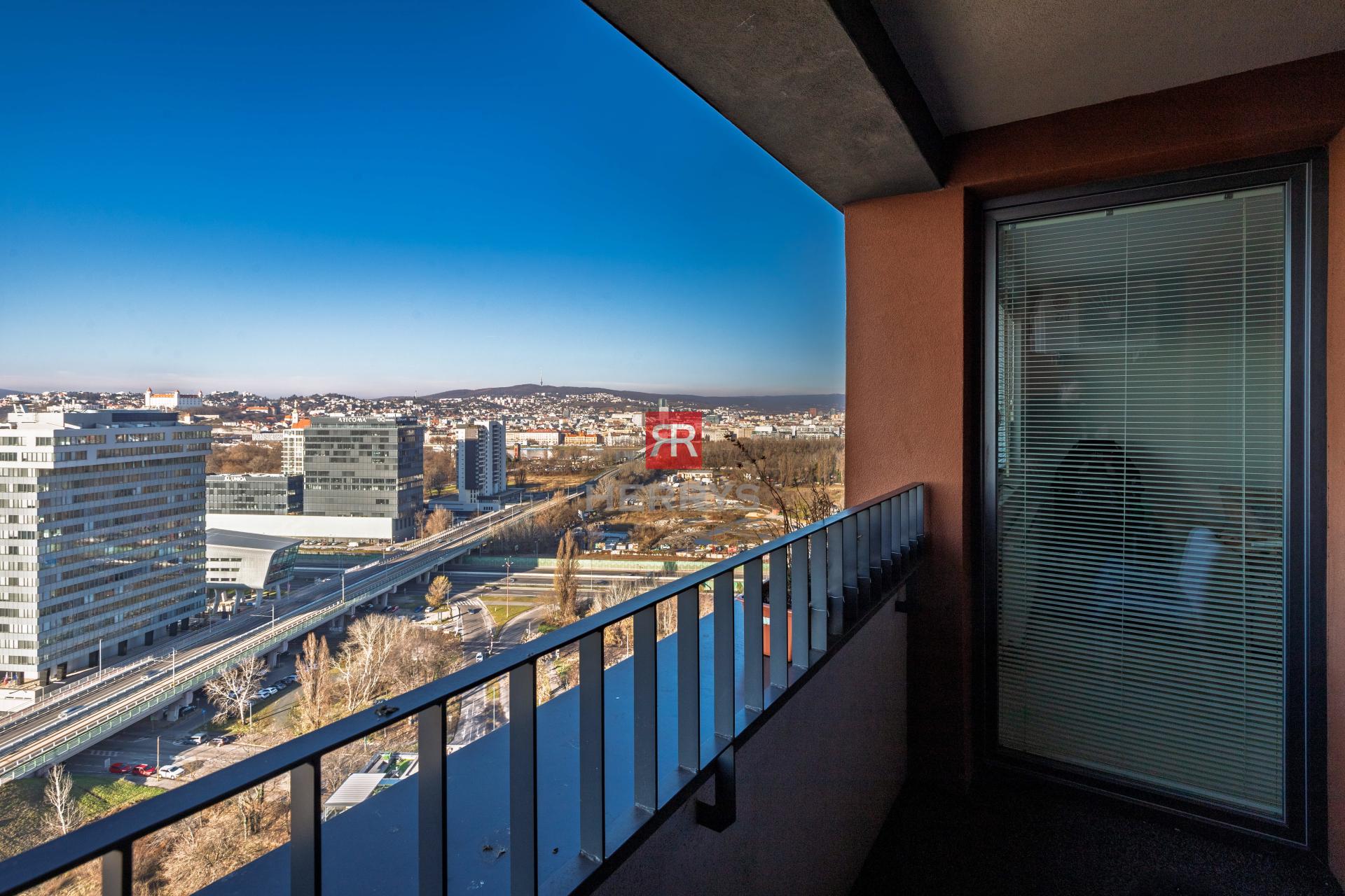 HERRYS - Na predaj 2 izbový byt s parkovaním a priamym výhľadom na Hrad v projekte Fuxova