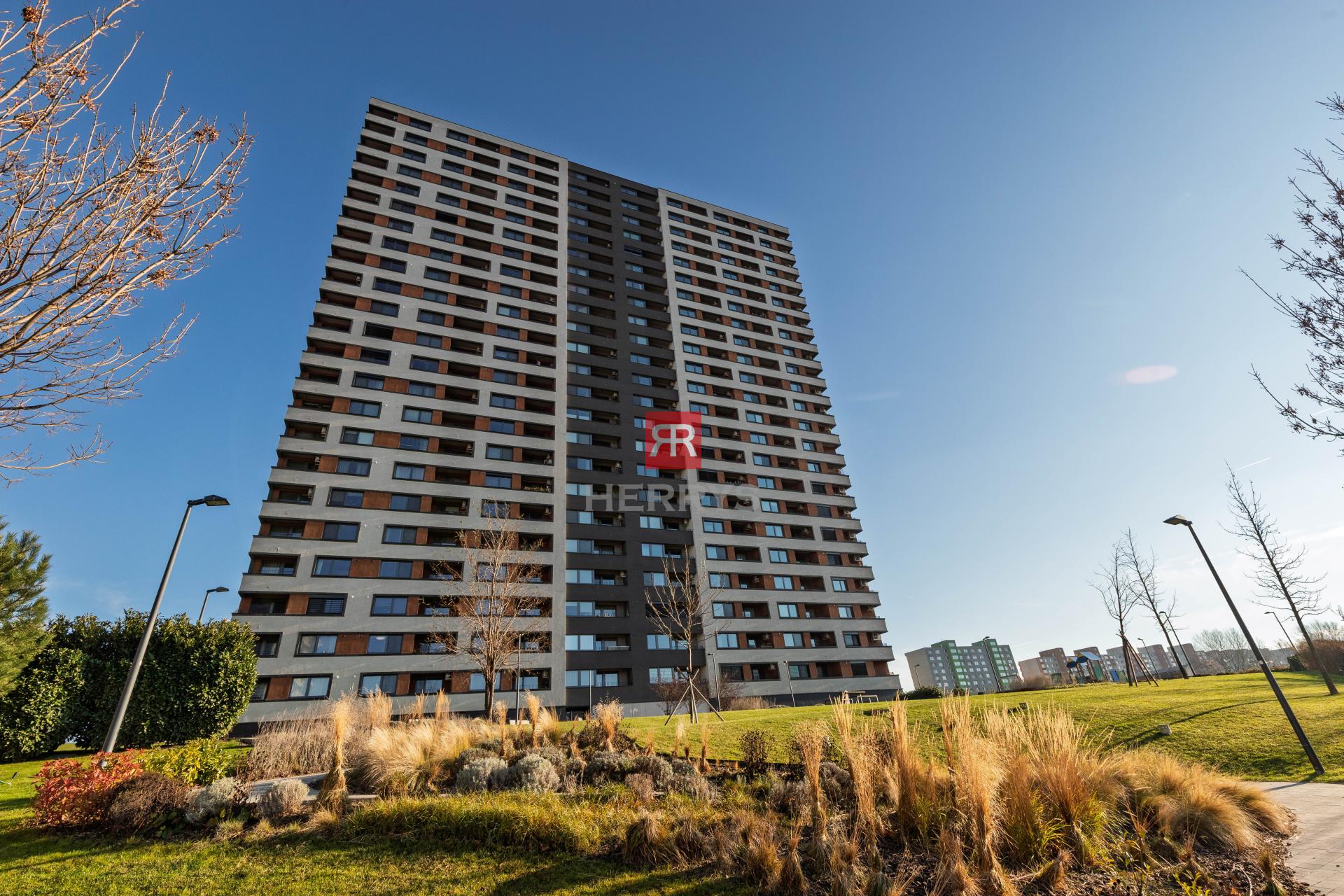 HERRYS - Na predaj 2 izbový byt s parkovaním a priamym výhľadom na Hrad v projekte Fuxova