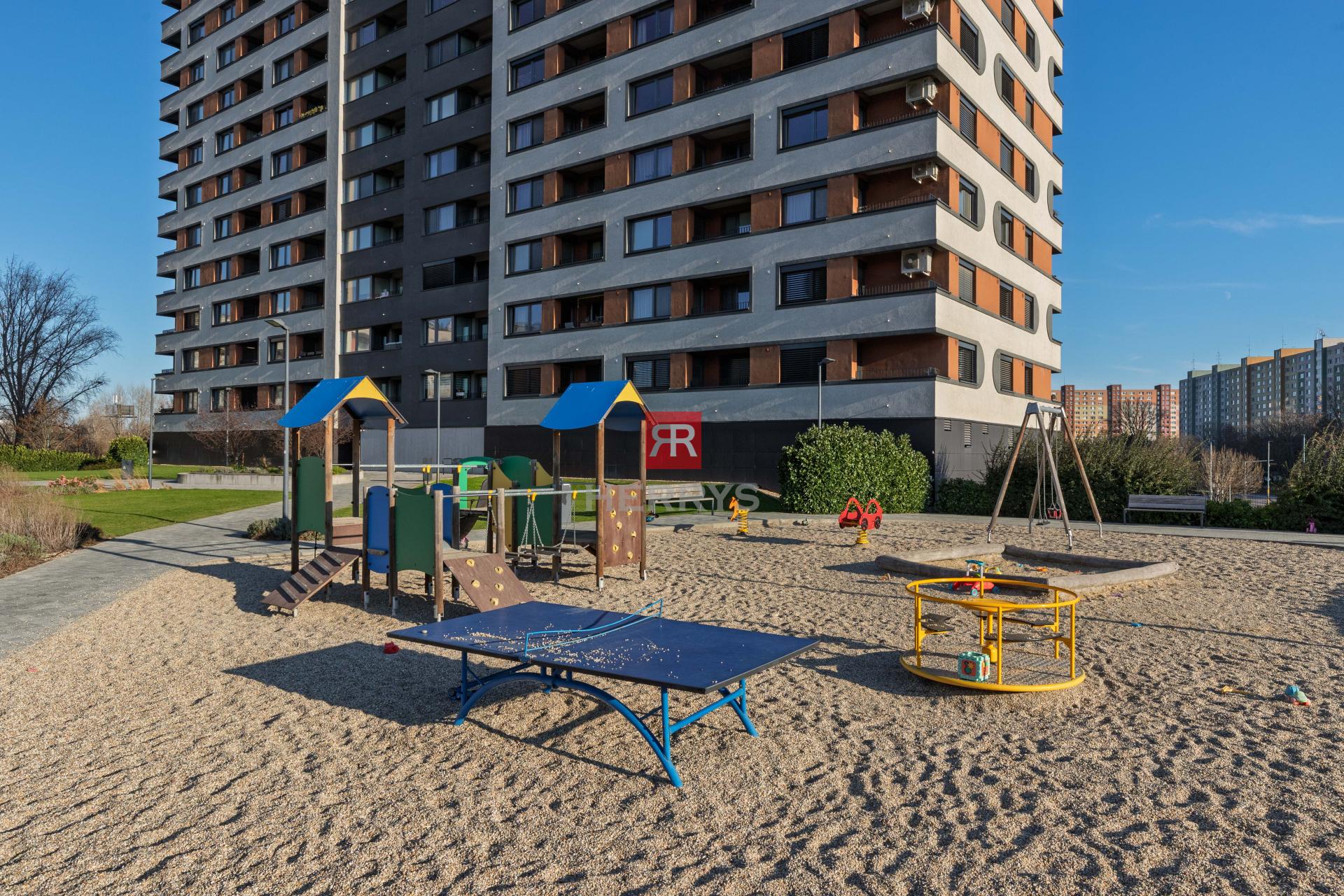 HERRYS - Na predaj 2 izbový byt s parkovaním a priamym výhľadom na Hrad v projekte Fuxova