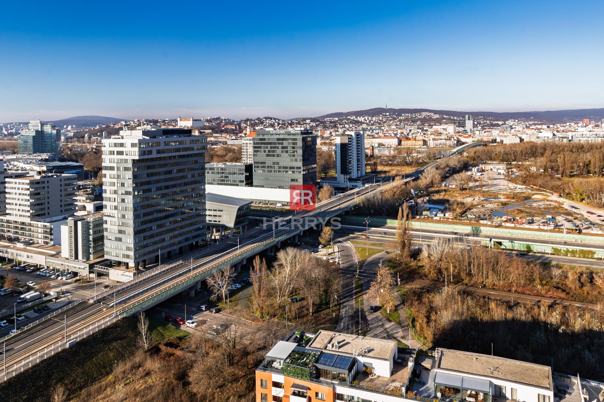 HERRYS - Na predaj 2 izbový byt s parkovaním a priamym výhľadom na Hrad v projekte Fuxova