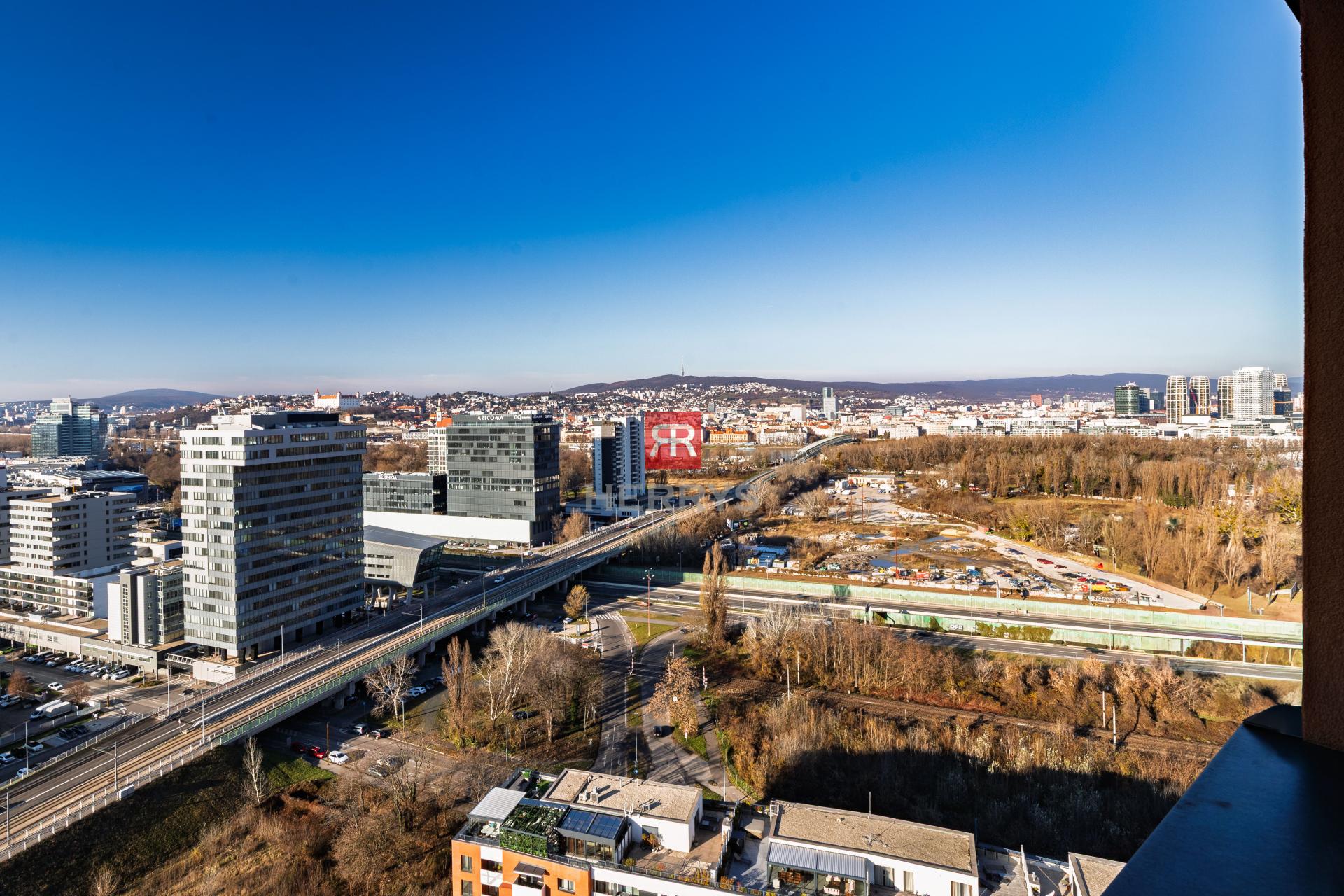 HERRYS - Na predaj 2 izbový byt s parkovaním a priamym výhľadom na Hrad v projekte Fuxova