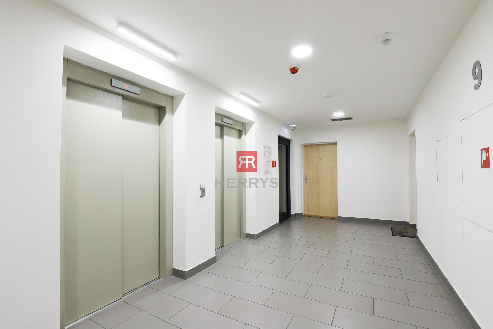 HERRYS - Na prenájom svetlý 2-izbový byt v&nbsp;novostavbe SEBERINIHO na Seberiniho ulici v&nbsp;BA - Ružinov.