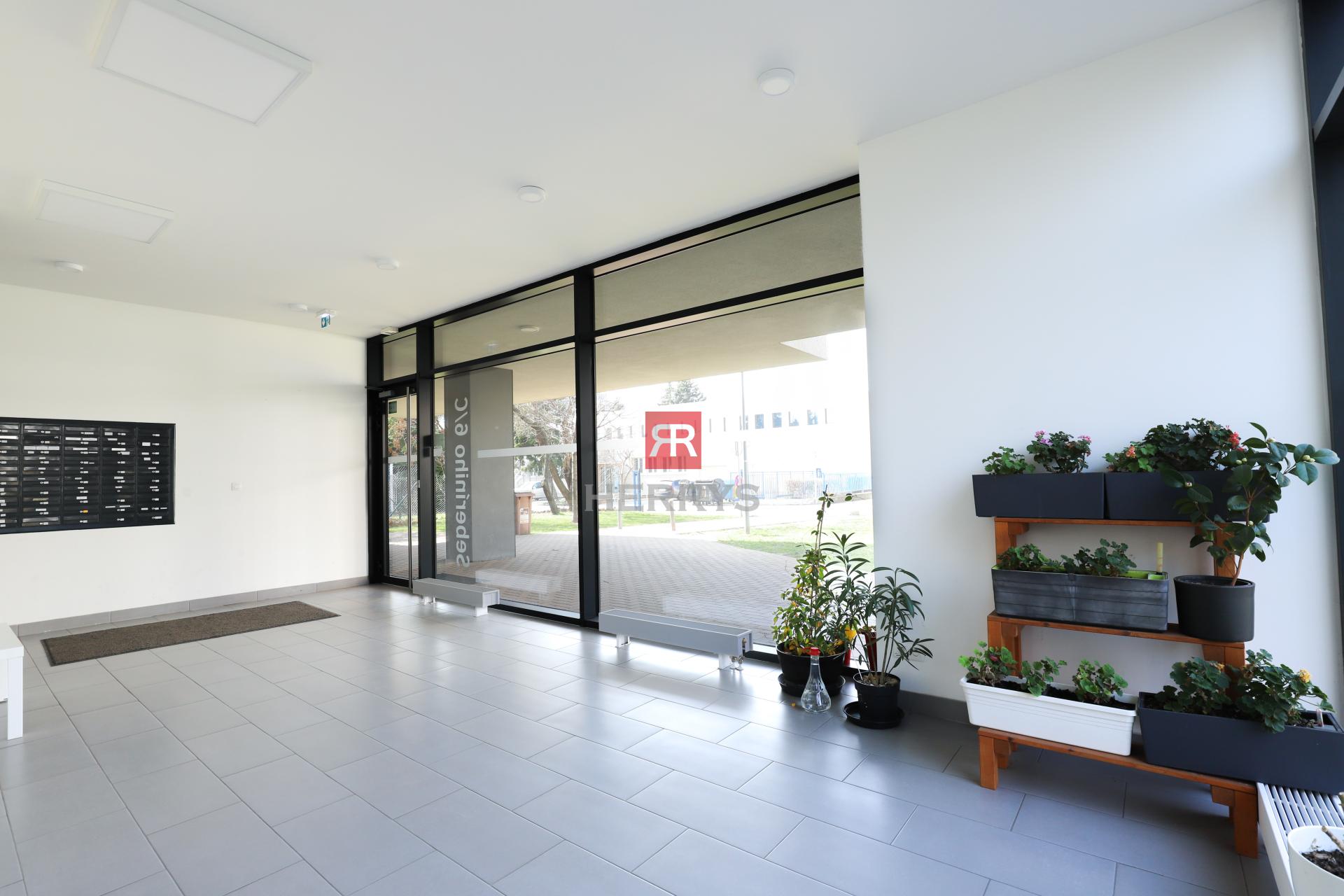 HERRYS - Na prenájom svetlý 2-izbový byt v&nbsp;novostavbe SEBERINIHO na Seberiniho ulici v&nbsp;BA - Ružinov.