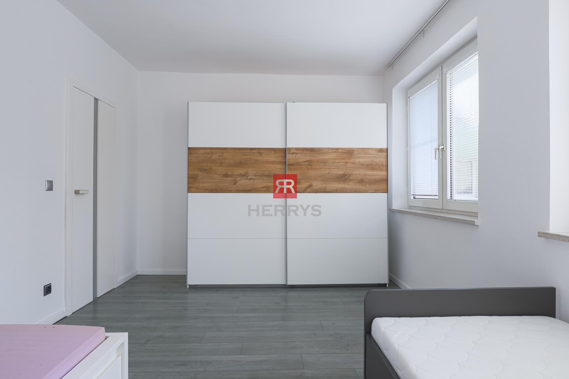 HERRYS - For rent partially furnished 4-room apartment, quiet location Magurská street, 2x parking