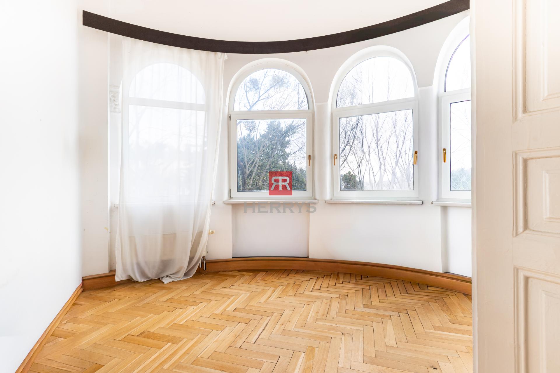 Realitná kancelária HERRYS ponúka na prenájom velkometrážny 2,5-izbový byt na Hlbokej Ceste