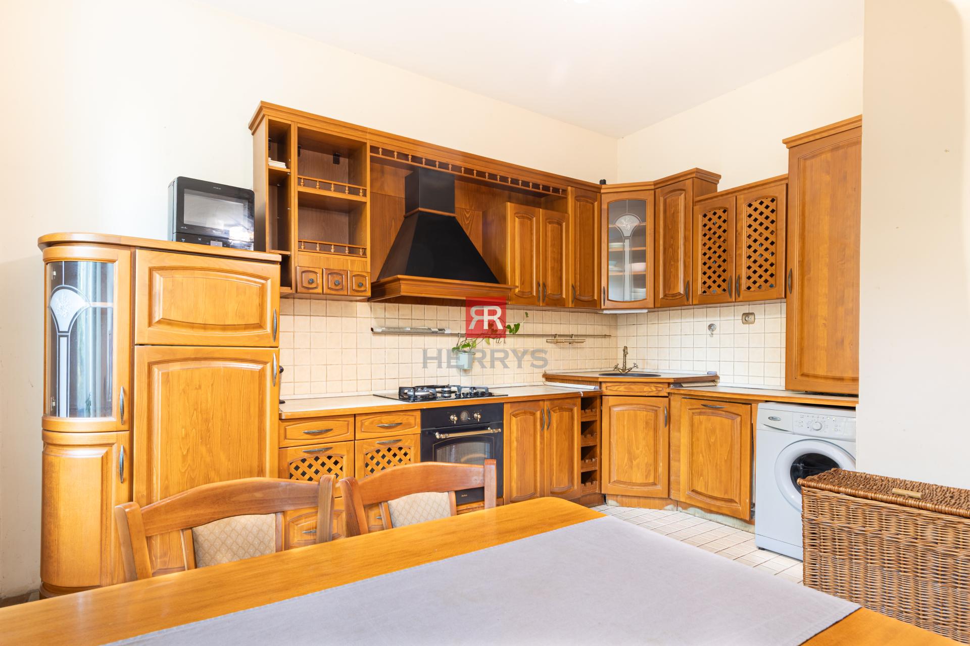 Realitná kancelária HERRYS ponúka na prenájom velkometrážny 2,5-izbový byt na Hlbokej Ceste