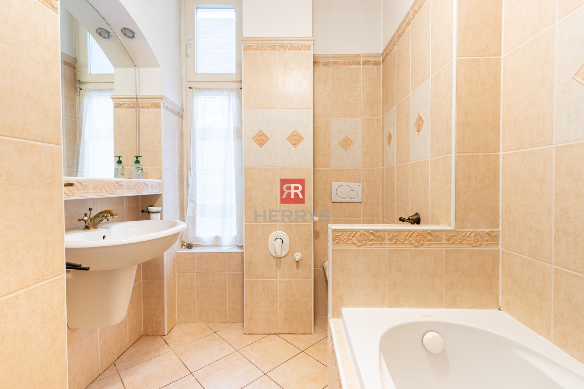 Realitná kancelária HERRYS ponúka na prenájom velkometrážny 2,5-izbový byt na Hlbokej Ceste