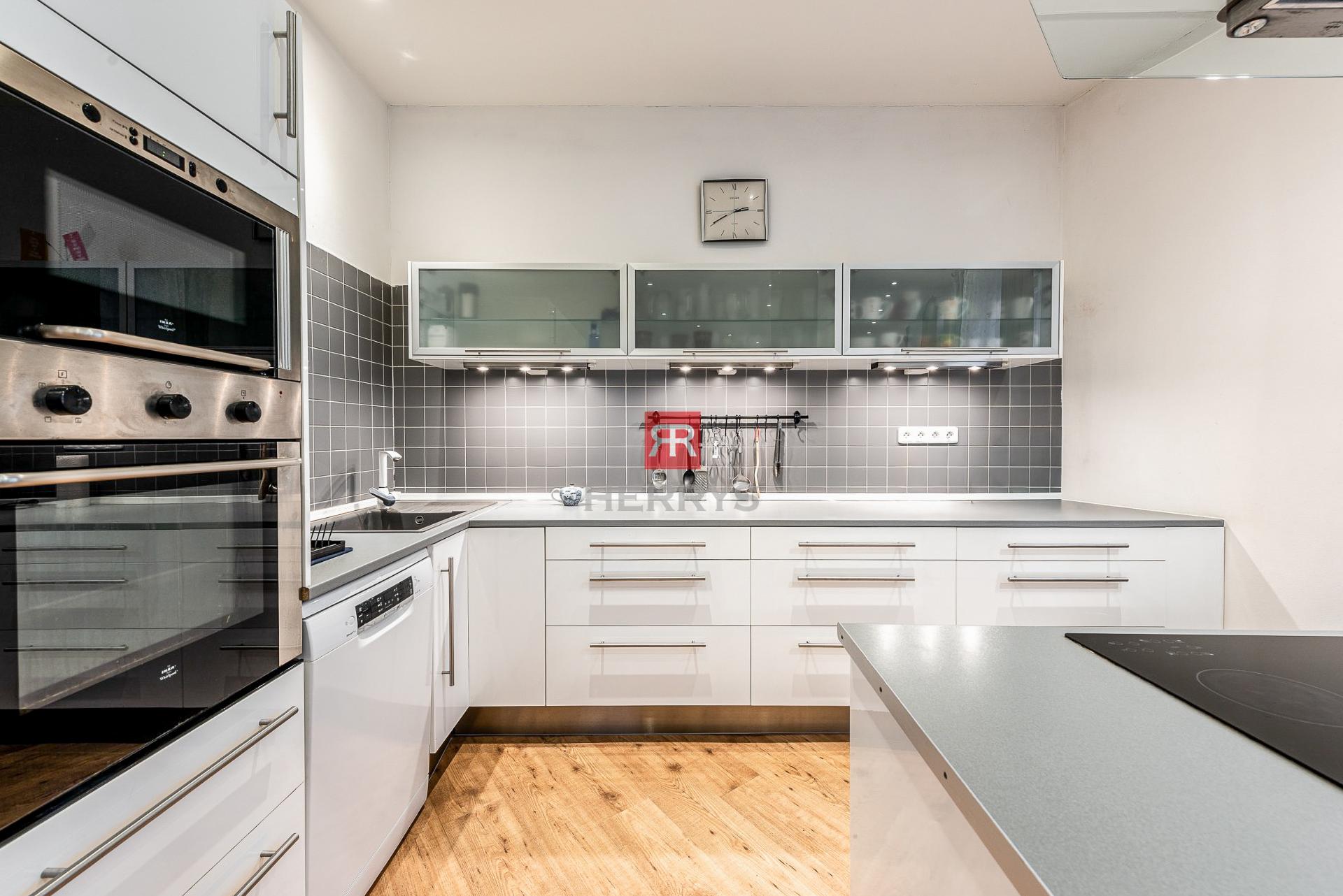 HERRYS - Na predaj mimoriadne priestranný 3 izbový byt v centre Bratislavy