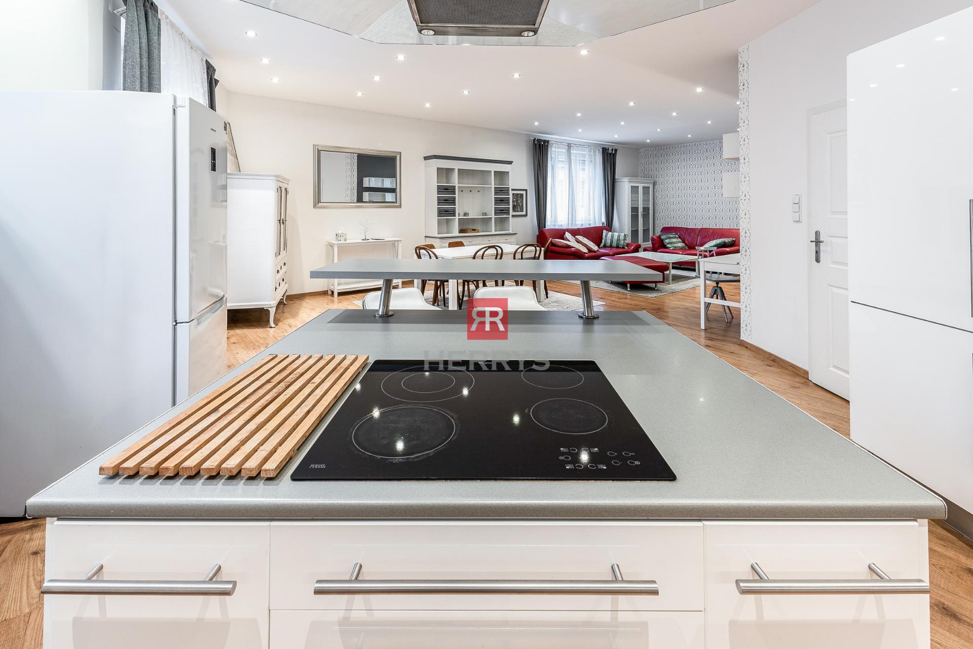 HERRYS - Na predaj mimoriadne priestranný 3 izbový byt v centre Bratislavy