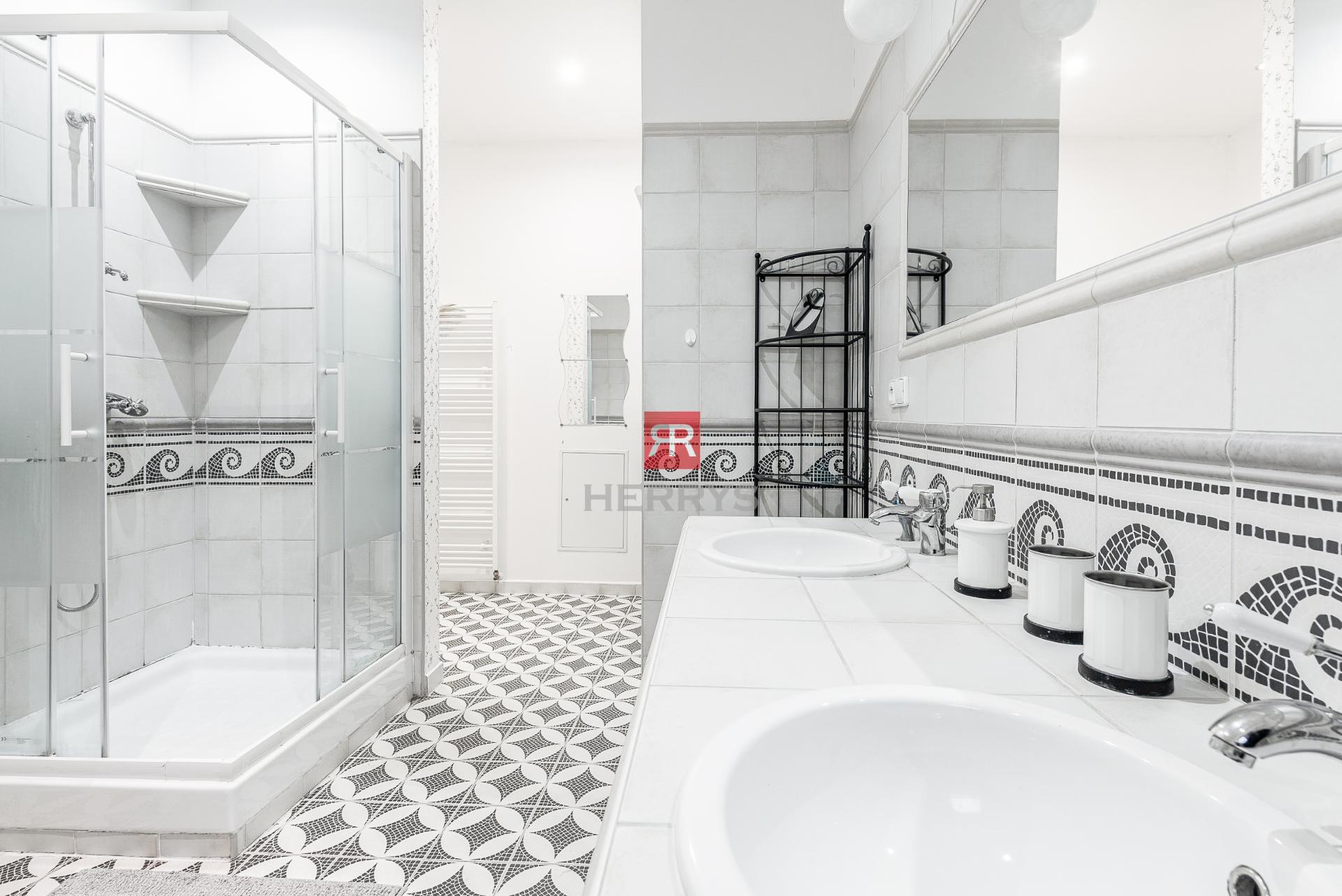 HERRYS - Na predaj mimoriadne priestranný 3 izbový byt v centre Bratislavy