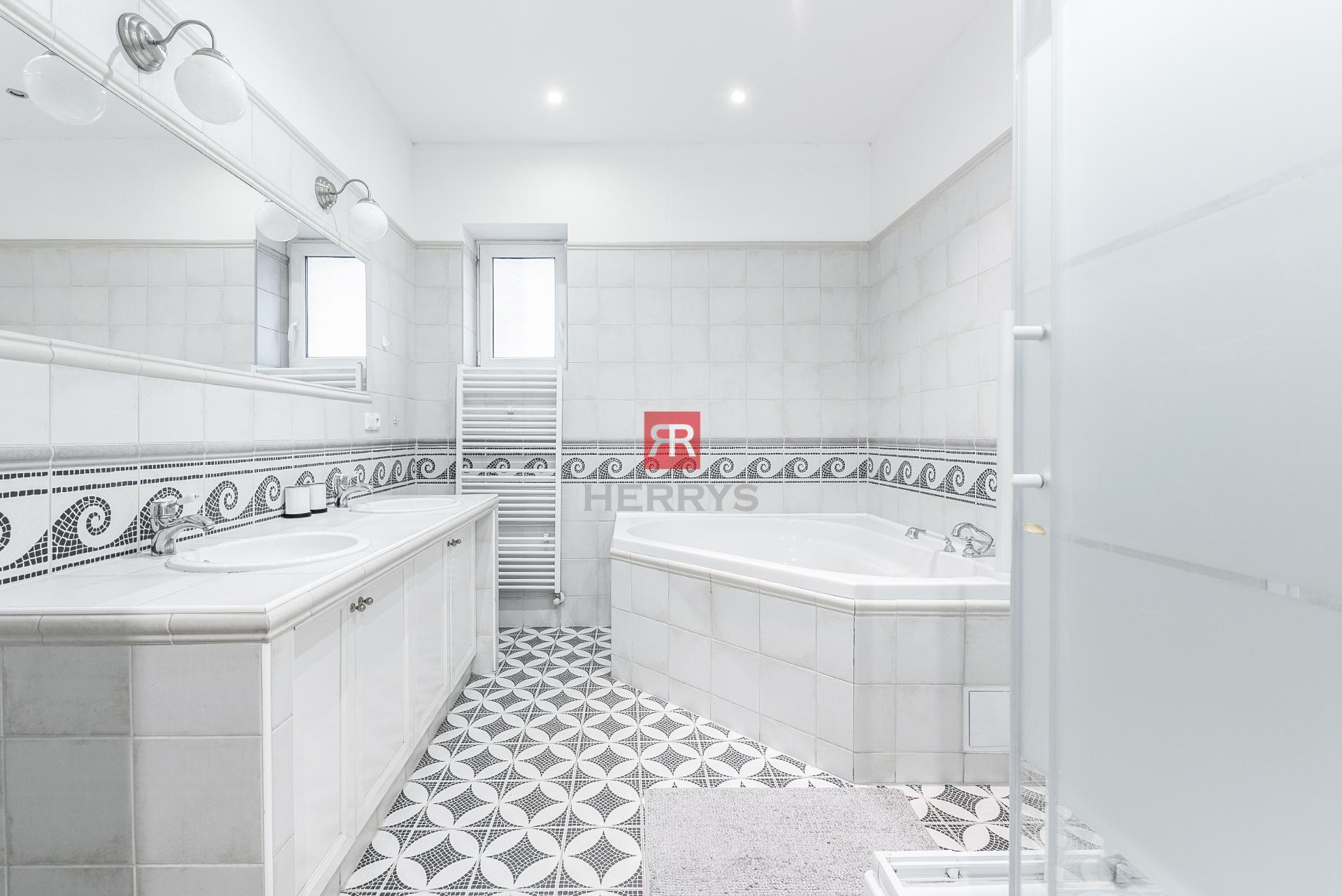 HERRYS - Na predaj mimoriadne priestranný 3 izbový byt v centre Bratislavy