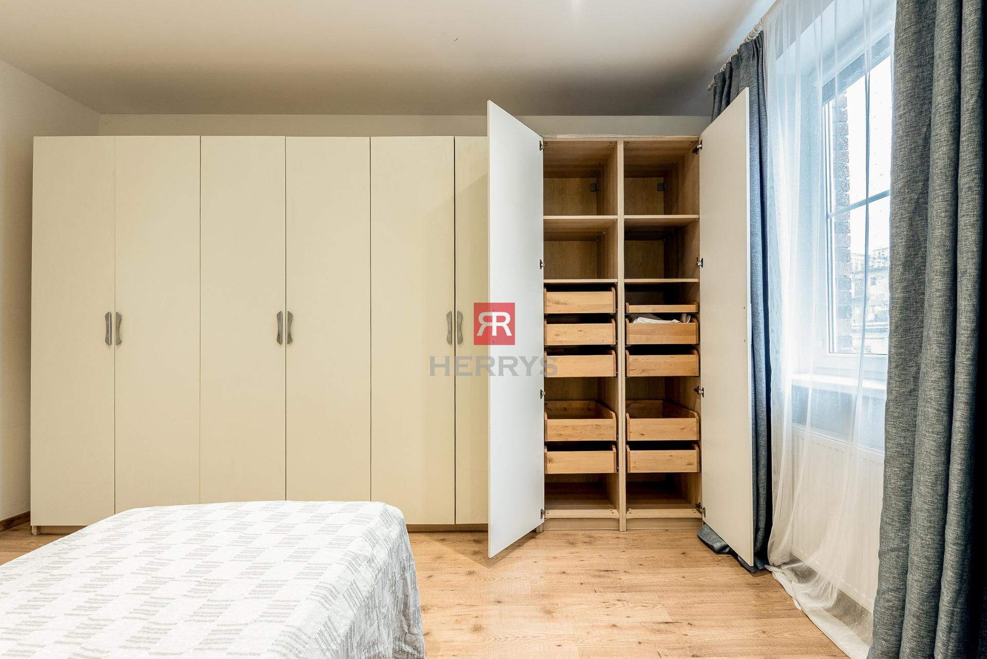 HERRYS - Na predaj mimoriadne priestranný 3 izbový byt v centre Bratislavy