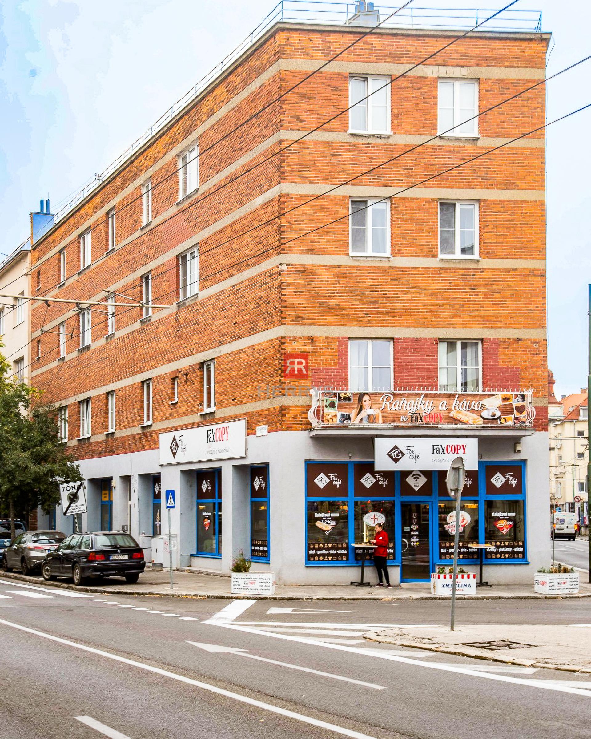 HERRYS - Na predaj mimoriadne priestranný 3 izbový byt v centre Bratislavy