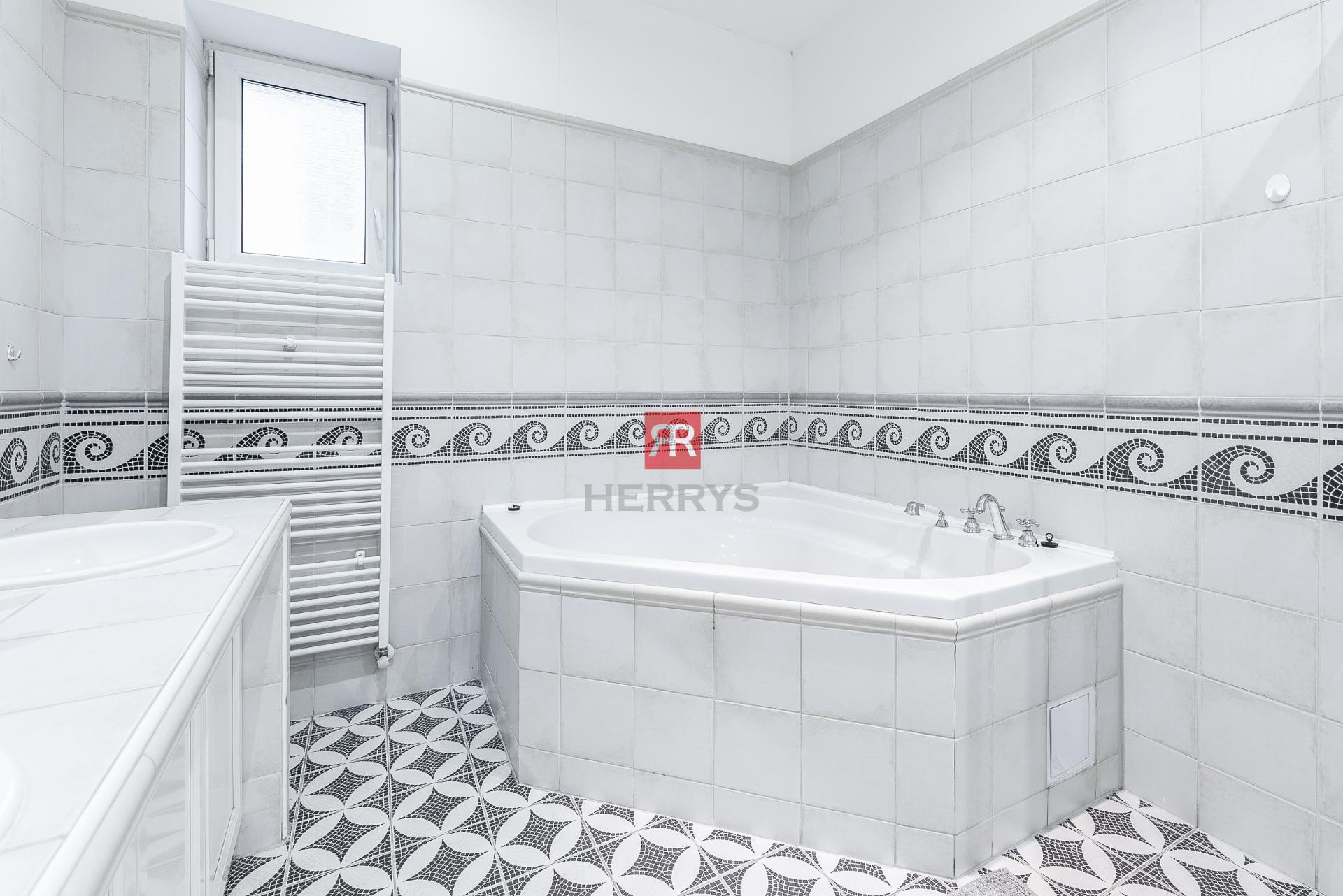 HERRYS - Na predaj mimoriadne priestranný 3 izbový byt v centre Bratislavy