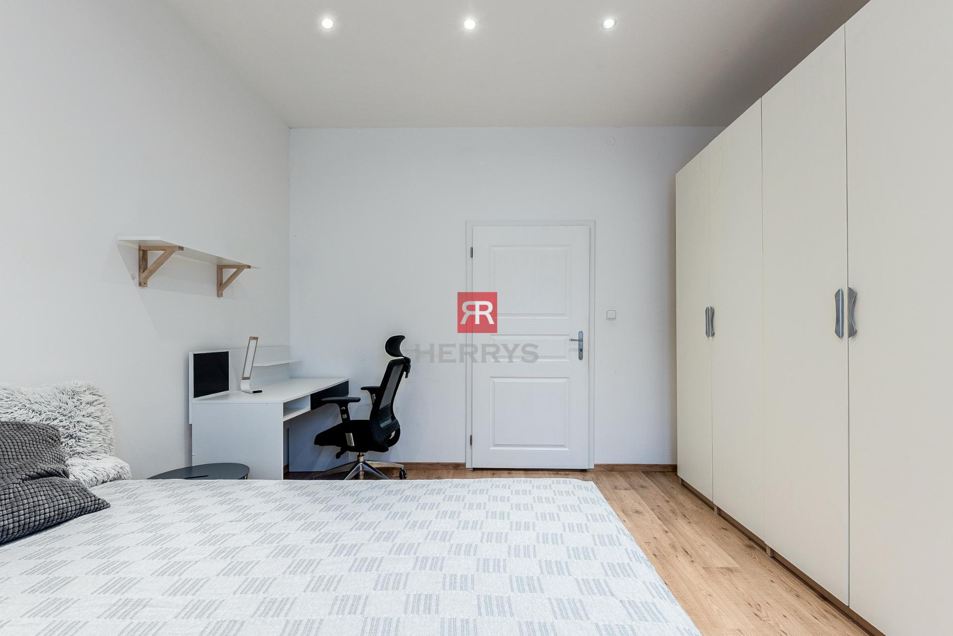 HERRYS - Na predaj mimoriadne priestranný 3 izbový byt v centre Bratislavy