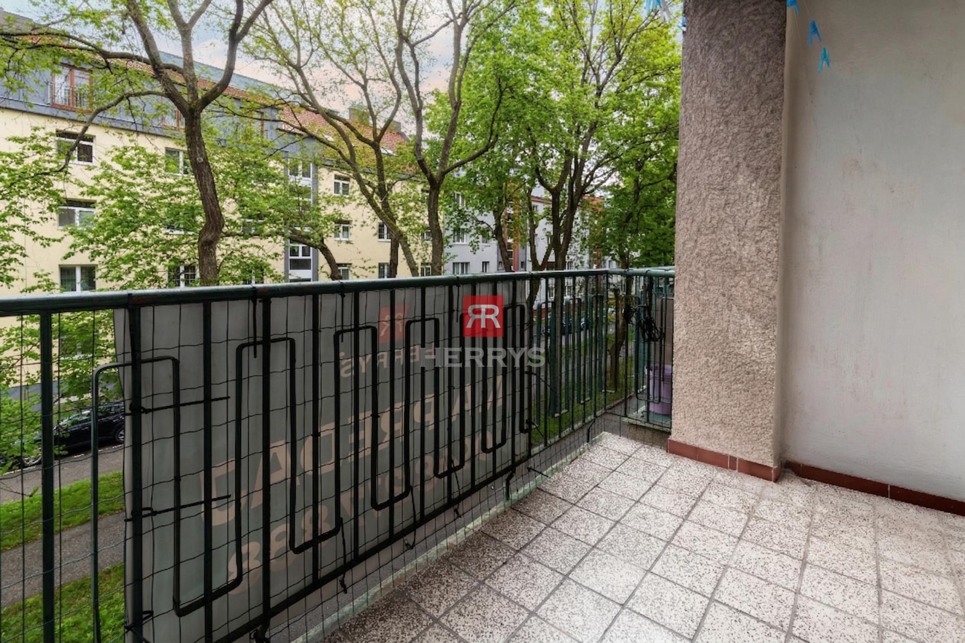 HERRYS - Na predaj výnimočný priestranný 3 izbový byt s pivnicou vo výbornej lokalite, na Trenčianskej ulici