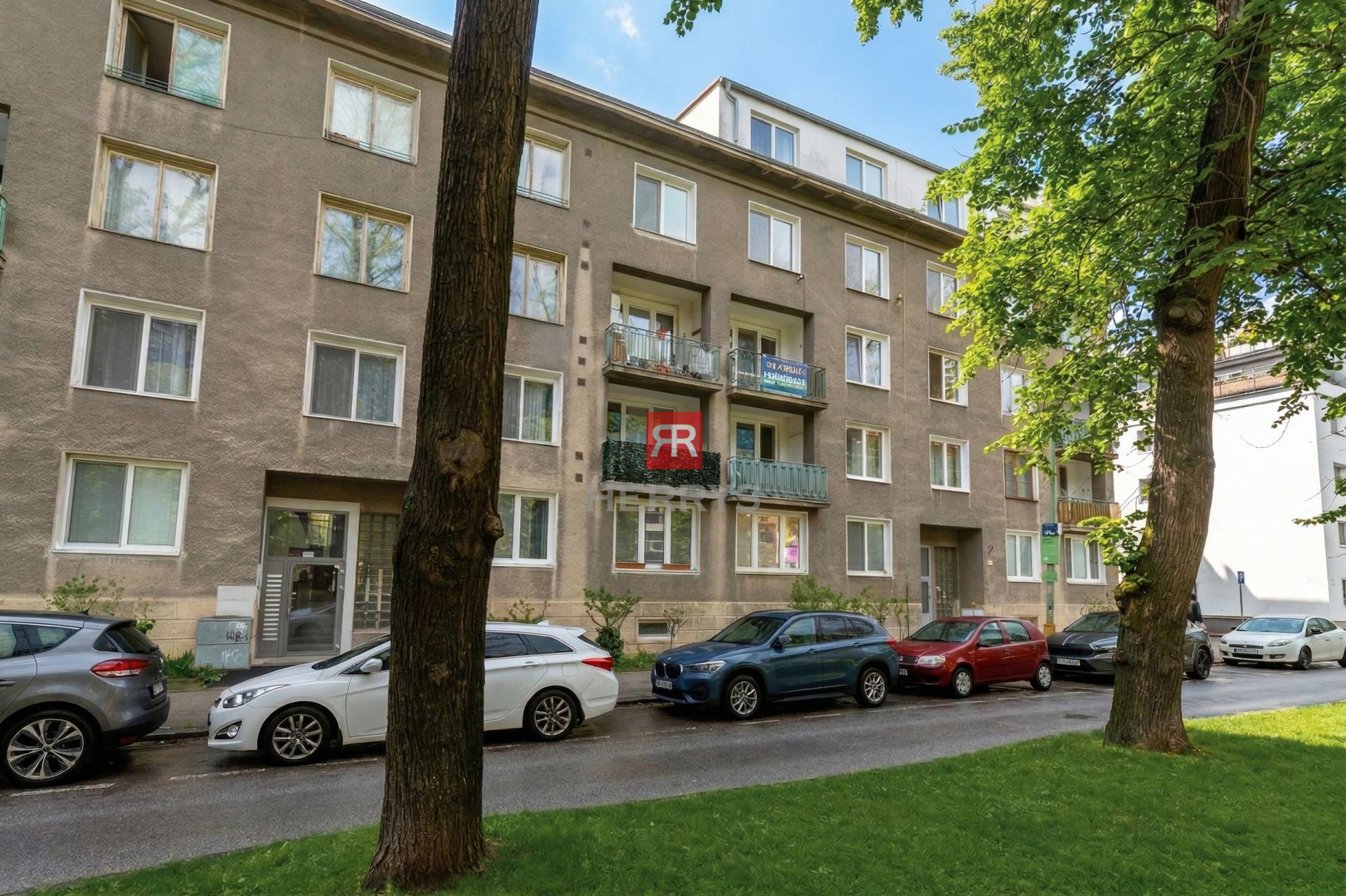 HERRYS - Na predaj výnimočný priestranný 3 izbový byt s pivnicou vo výbornej lokalite, na Trenčianskej ulici