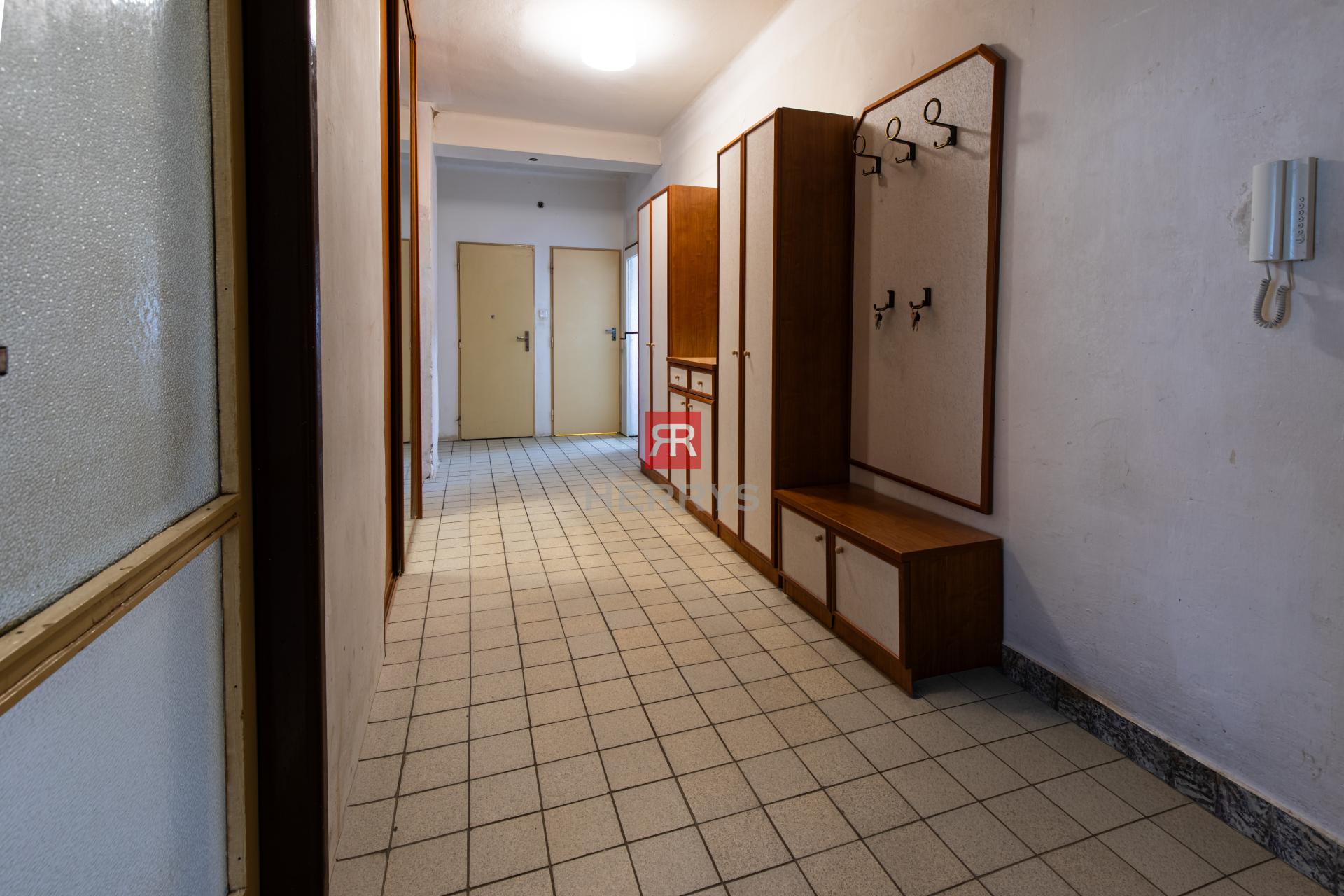 HERRYS - Na predaj výnimočný priestranný 3 izbový byt s pivnicou vo výbornej lokalite, na Trenčianskej ulici