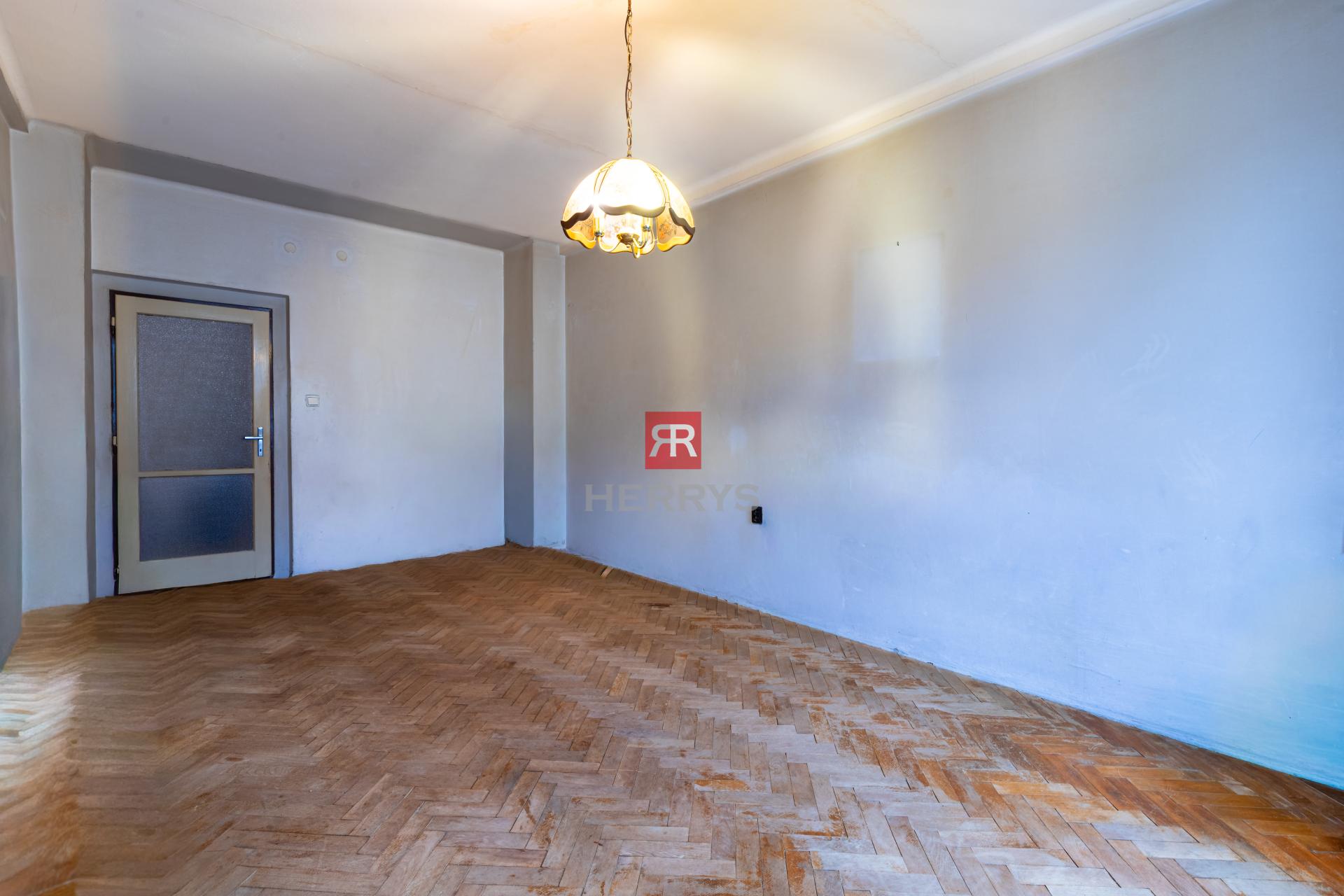 HERRYS - Na predaj výnimočný priestranný 3 izbový byt s pivnicou vo výbornej lokalite, na Trenčianskej ulici